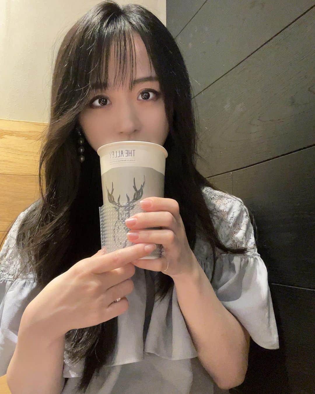 のインスタグラム：「まだ髪が黒かった日のわたし🐦‍⬛ #thealley」