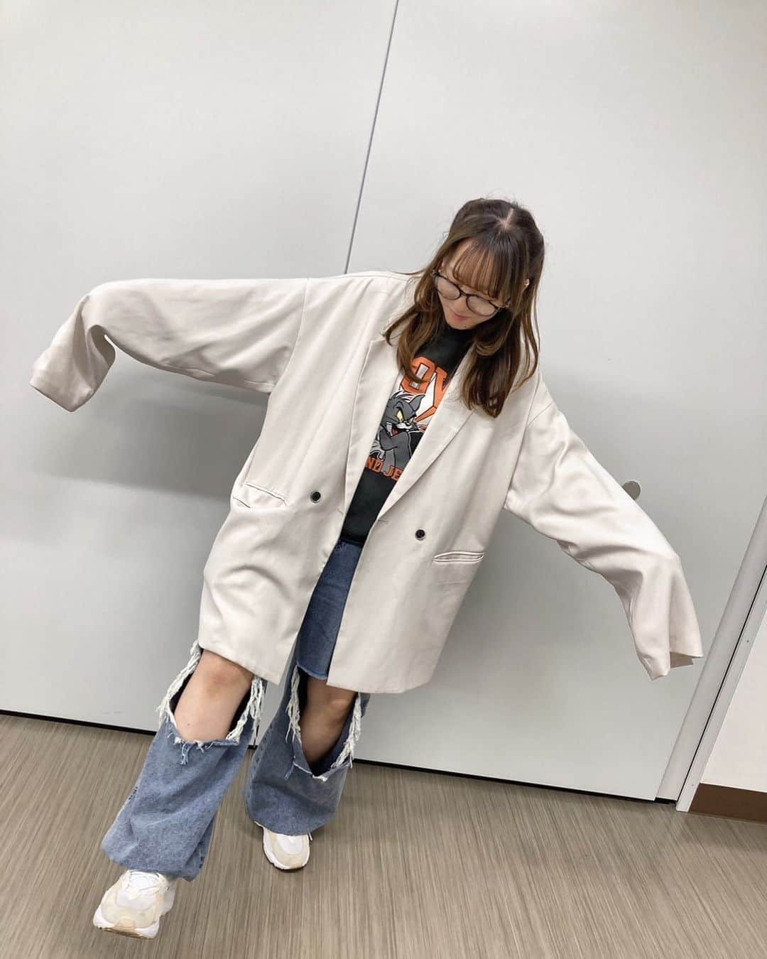 東城希亜さんのインスタグラム写真 - (東城希亜Instagram)「.  クソデカ服借りた 丈が膝まであるのおもろすぎない！？笑  . . . #他撮り #ハーフツイン #メガネ女子 #ジャケットコーデ #に #全然 #ならない #の #なんで #でかい #こういうときも #あるよね #instagram #instagood #instafashion #instalike #likesforlike #followｍe」11月8日 23時11分 - ichi_noa