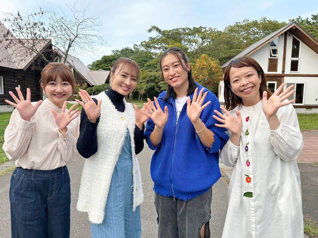 稲葉千秋のインスタグラム：「続きです🙌  ラストは ル・ポミエの桜田シェフが腕を奮って下さり 新山さん親子やゆいてぃさんが釣ってきた 立派な鯛とベビーホタテを使った 絶品料理を頂きました〜😋👏  ほんっとにびっくりするほど 美味しかったです❣️  最高にハッピィな時間でした⭐️  また同じメンバーでロケができたらな〜 なんて夢見てます☺️💗  他のハッピィぐるめやハッピィ珍道中も 豪華なゲストで面白かったですね〜😂🎵  ご覧くださった皆さん ありがとうございました⭐️  #ハッピィtheゴールデン  #新山千春 さん #新山もあ さん #高坂友衣 さん #ポミエ #桜田シェフ  #青森の海の幸 #ハッピィ  #オープニングの写真の躍動感 #稲葉千秋 #連投すいません」