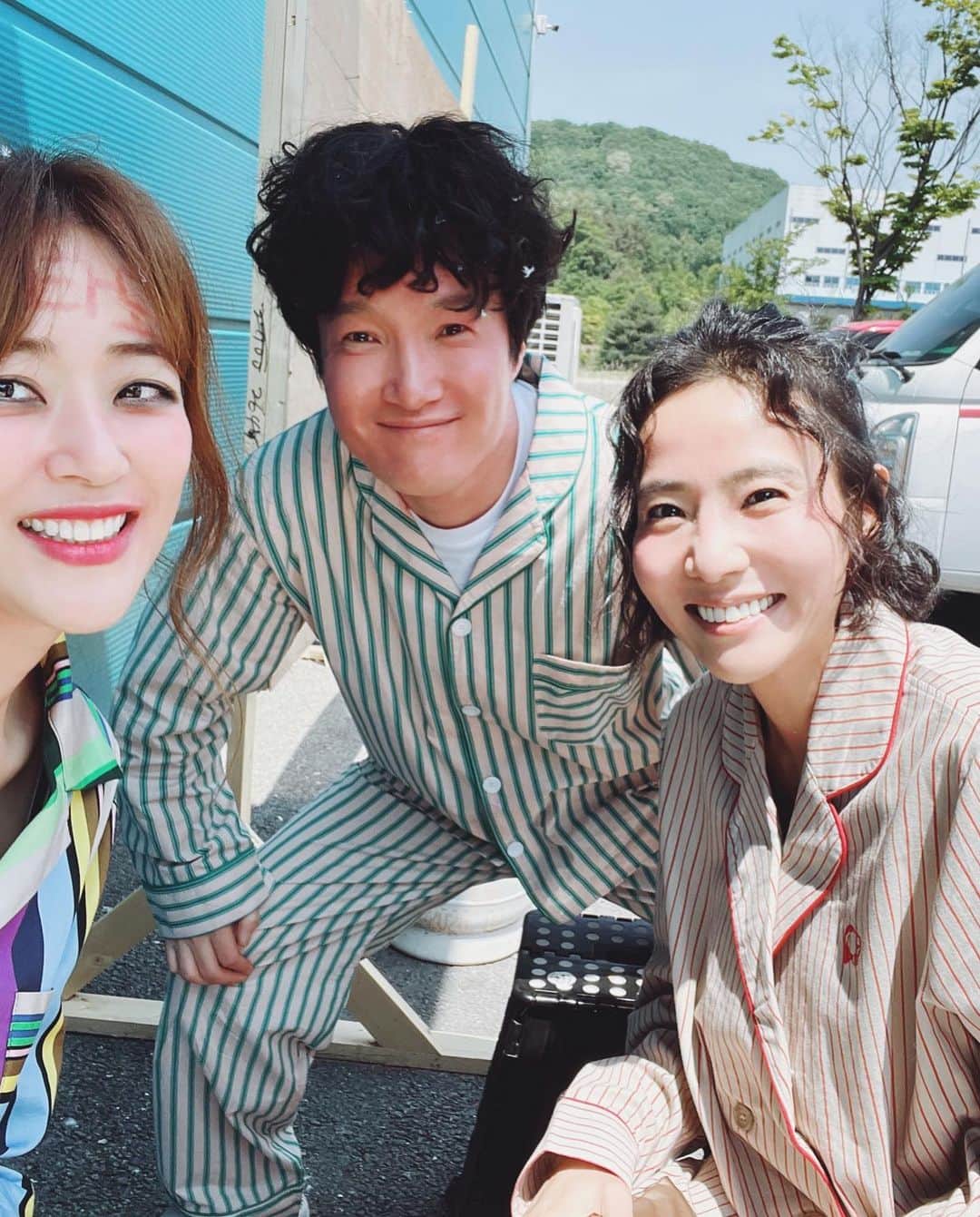 キム・ヒョジンのインスタグラム：「넘넘 사랑스런 정연언니와 중옥오빠~~~ 세트에서 한컷💚 #옥탑방더덕주파티찍던날#언니오빠와함께해서#영광이었습니다💚#촬영하면서도웃음이끊이질않았던#란주와상두와하정#무인도의디바」
