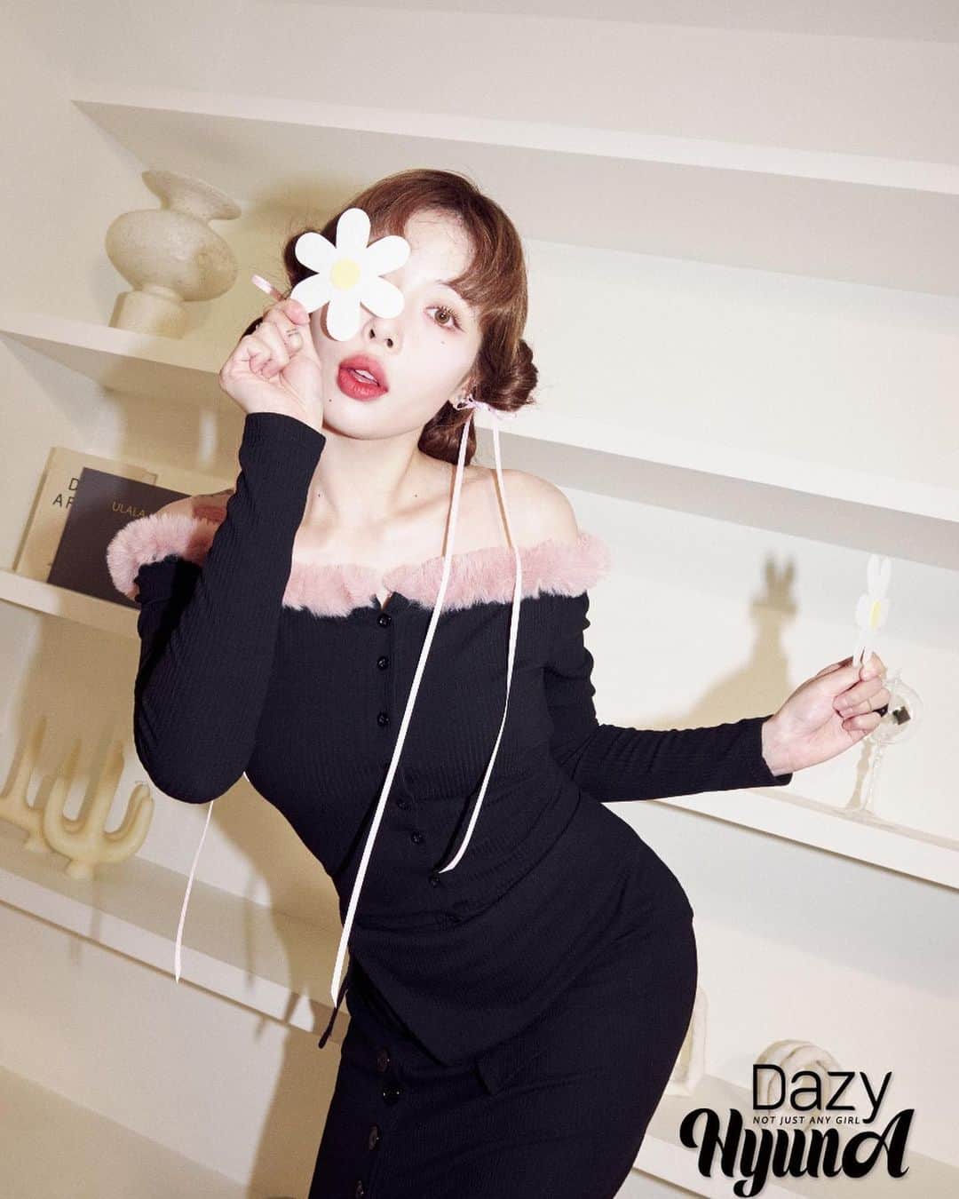 ヒョナ のインスタグラム：「Dazy&Cosmopolitan 🖤」