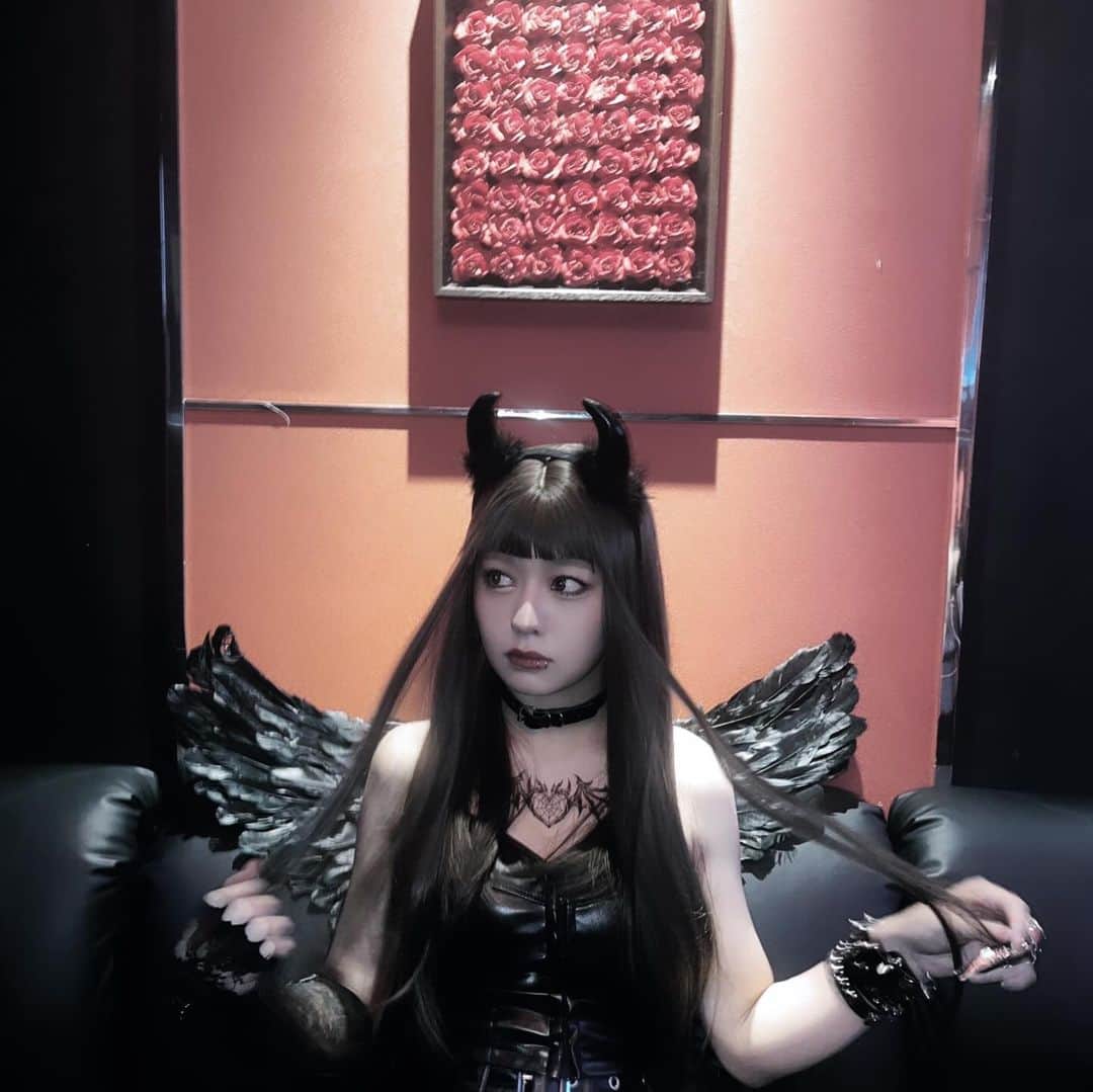 吉柳咲良さんのインスタグラム写真 - (吉柳咲良Instagram)「おまたせしました。 😈🖤 #Halloween」11月8日 23時07分 - kiryusakura_official