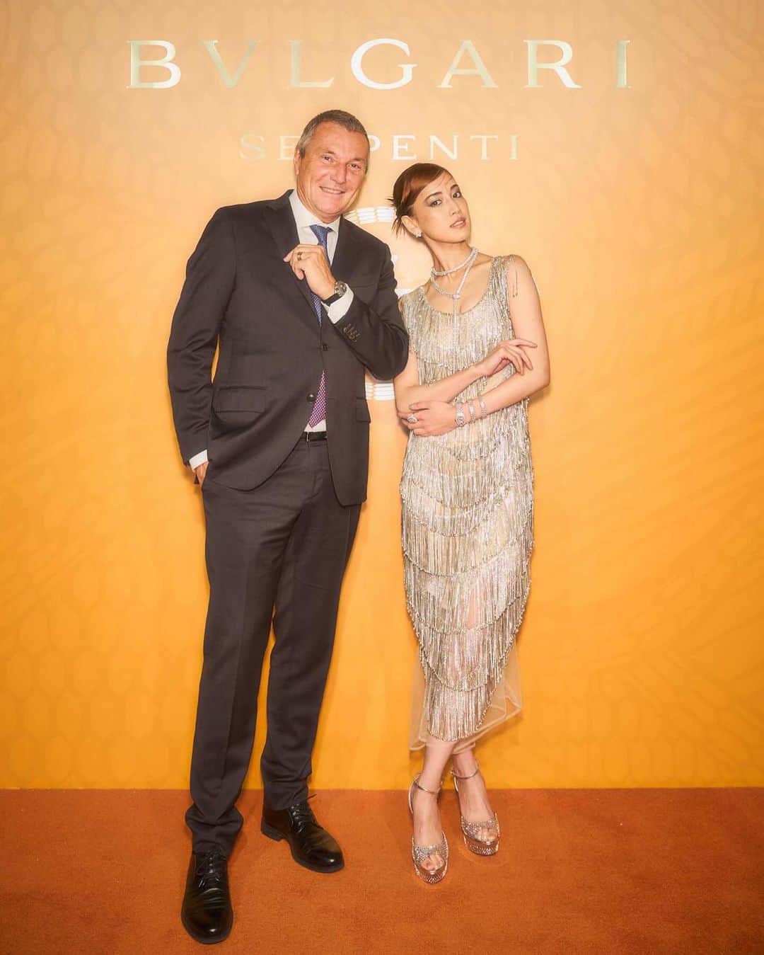 藤井夏恋のインスタグラム：「BVLGARI 💎💍💠  ブルガリ セルペンティ 75周年 時を超えて紡がれる無限のストーリー展にお招きいただきました✨  今夜はハイジュエリーを身に纏い、心地よい緊張感と高揚感に満たされました🧡  貴重なセルペンティのアーカイブピースを拝見したり、ブルガリと所縁の深いアート展示を巡り、幸せな時間を過ごしました✨  Thank you for inviting me❣️ @bulgari 🫶  #Bulgari #BulgariJewelry #Serpen1 #Serpen175 #PR」