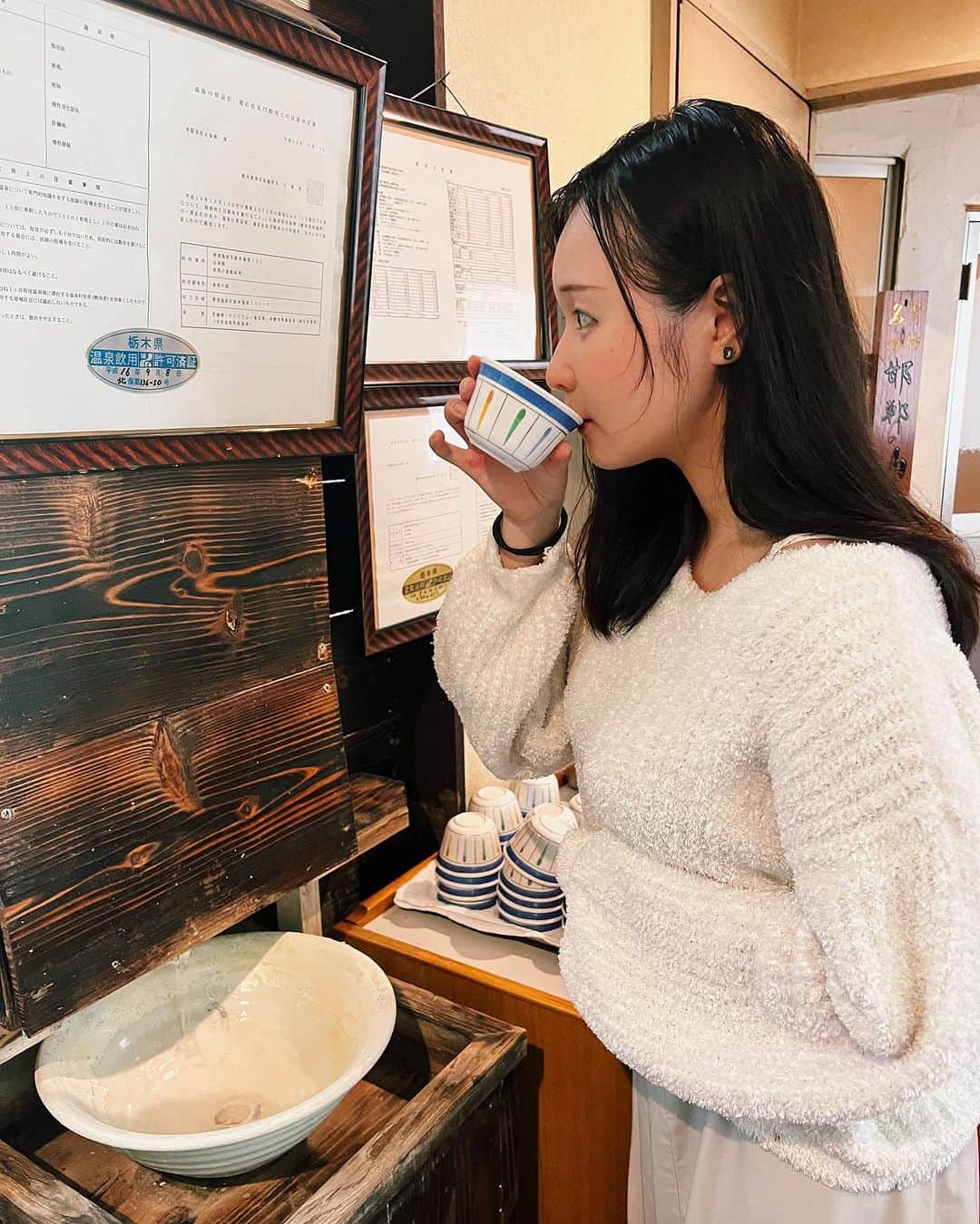 茜さやさんのインスタグラム写真 - (茜さやInstagram)「♨️温泉が気持ちいい季節♨️  この前行ったおすすめの温泉！ 塩原温泉にある秘湯の宿『元泉館』さん  ３つの異なる源泉があって、お湯はその日によって 様々な色に見えます✨  今回は邯鄲の湯に入ったけれど秘密基地みたいでワクワク！ 岩がむき出しで1人瞑想ができそうな空間でした…！  温泉成分の膜がバリバリにはっていて見た目からも最高！ 入ると腕や足につくくらいの濃厚さ🤤💕  見た目、匂い、成分等強くて濃い！ 温泉が大好きなのでたまらなかった🥰  さらに！ このお宿には保護猫ちゃんがフロントに沢山！ この日はチュールをあげさせていただきました🐈🐈‍⬛  本当に可愛かった〜☺️💕 癒される…！  最後に身体にいいので温泉飲んでみましたが（飲める温泉） 最後の表情通り美味しくは…なかったよ！笑  いい薬は苦いって言うし是非一度試してみてね🍵笑  《日帰り入浴》 8:00〜20:00の間の2時間 1人　800円（HPに嬉しい割引あり✨）  ※日帰り入浴でご利用可能な浴場は 高尾の湯大浴場と渓流露天風呂のみ♨️ （うちが入ったのは宿泊用の邯鄲の湯）  ランチもやられているみたいです🍽  #塩原温泉 #元泉館 #温泉　#栃木県　#栃木県観光 #塩原温泉 #猫のいる宿  #保護猫　#onsen #hotspring #hotsprings #tochigi」11月8日 23時13分 - saya.akane
