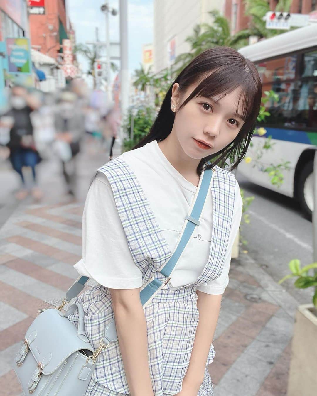 日南遥のインスタグラム：「🧊  ⁡ こんばんは〜 ⁡ 沖縄の時のおめかしひなみです〜 台湾旅行した時にお迎えしたバッグが可愛い🤤 ⁡ 暖色の方が似合う気がするけど 寒色も好きなんですよね〜🐋 ⁡ ⁡ 今日は二度寝を繰り返して 15時くらいまで寝てました🛌ぐっすり ⁡ あと最近プライベートでもワンピースやスカートみたいな 女の子らしい格好をあまりしなくなってしまったので、 明日の私服特典会のために洋服調達してきました🛍ふふ ⁡ ⁡ あした❕ ⁡ 『名古屋定期公演 vol.6』 📍ReNY limited 18:40開場/19:00開演 ⁡ 特典会は秋のデート服🍁🍂 ⁡ めずらしく女の子らしい恰好します🙂 ブーツとかはいちゃう(?) ワンコインなのでお気軽にお越しくださいー！ ⁡ ⁡ 水曜日おつかれさまです☕️ またあした〜」