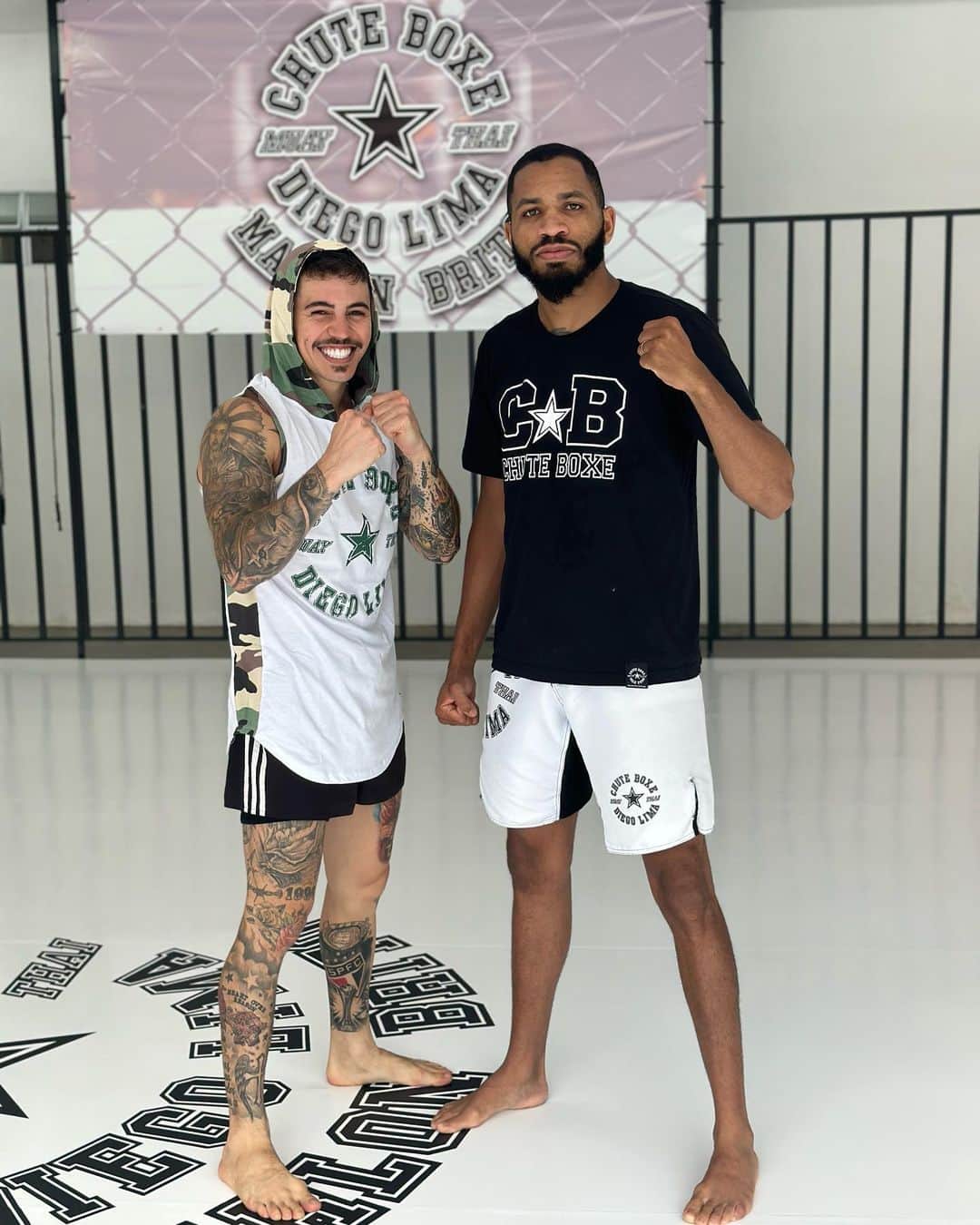 Bielのインスタグラム：「Obrigado pela oportunidade de absorver tanto em tão pouco tempo, mestre @marlonbritooo! Você nem sabe, mas tá mudando a minha vida! Sempre fui amante de esportes e todo mundo sabe que eu amo um desafio, tô me encontrando demais no Boxe. Bora pra cima de tudo que essa nova jornada trouxer, com força! Estarei sempre me dedicando ao máximo pra honrar o nome da @chuteboxeoficial! Meu novo endereço: @chuteboxeembudasartes 🫡 Gratidão, @thaisharkstore, por todo o apoio e confiança no nosso trabalho! VAMOS! 🦅」