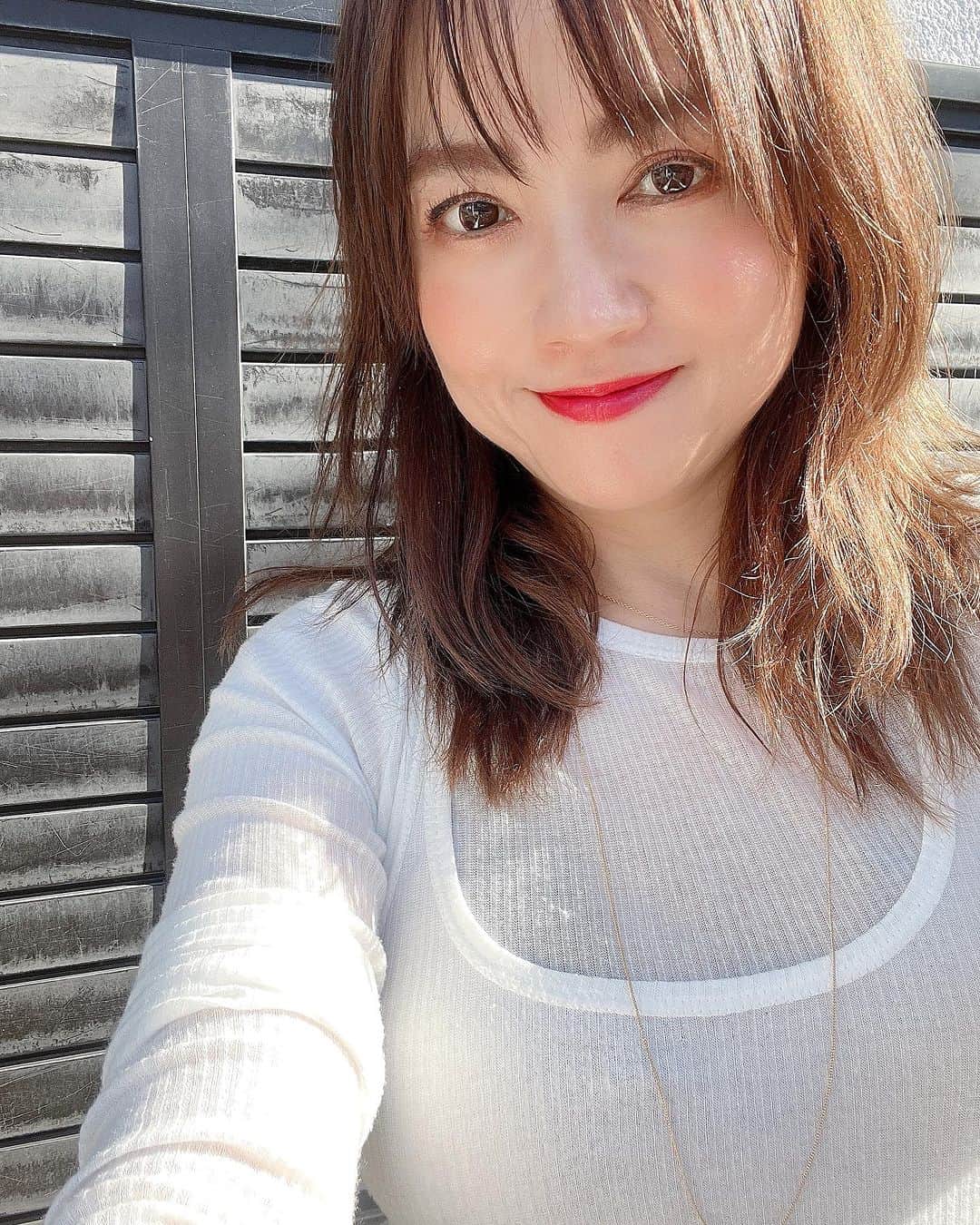 松澤由美のインスタグラム：「Oiiii💜  Hoje actuei no horário errado. Amanhã teremos um ensaio.  Hoy me he equivocado de horario. Mañana tendremos un ensayo.  I acted on the wrong schedule today. Tomorrow we will have a rehearsal.  今日は完全にスケジュールを間違えて、あやうく予定のない場所へ向かうところでした🤣😂  私の『うっかり八兵衛度』が これ以上上がらないように がむばります😂🤣  でもそのおかげで  運命の人、岩男潤子さんに たまたま道端で会えました♡  私にとってはお姉ちゃんのイメージなのです。 ずーっと会えてなかったお姉ちゃんに会えた感動♡  たまにはうっかり八兵衛も良いもんだなとw  さらに幸せな一日になりました♡  明日のリハーサルもがむばるよおお。  11/11松澤由実ライブは13時スタートです。 中目黒FJ’sです♡  savage geniusああちゃんも遊びに来てくれるので、  歌ってー♡とリクエスト♡  なーんとラズドラの新曲も  歌おう❗️ってなりました♡  あードキドキ💓」