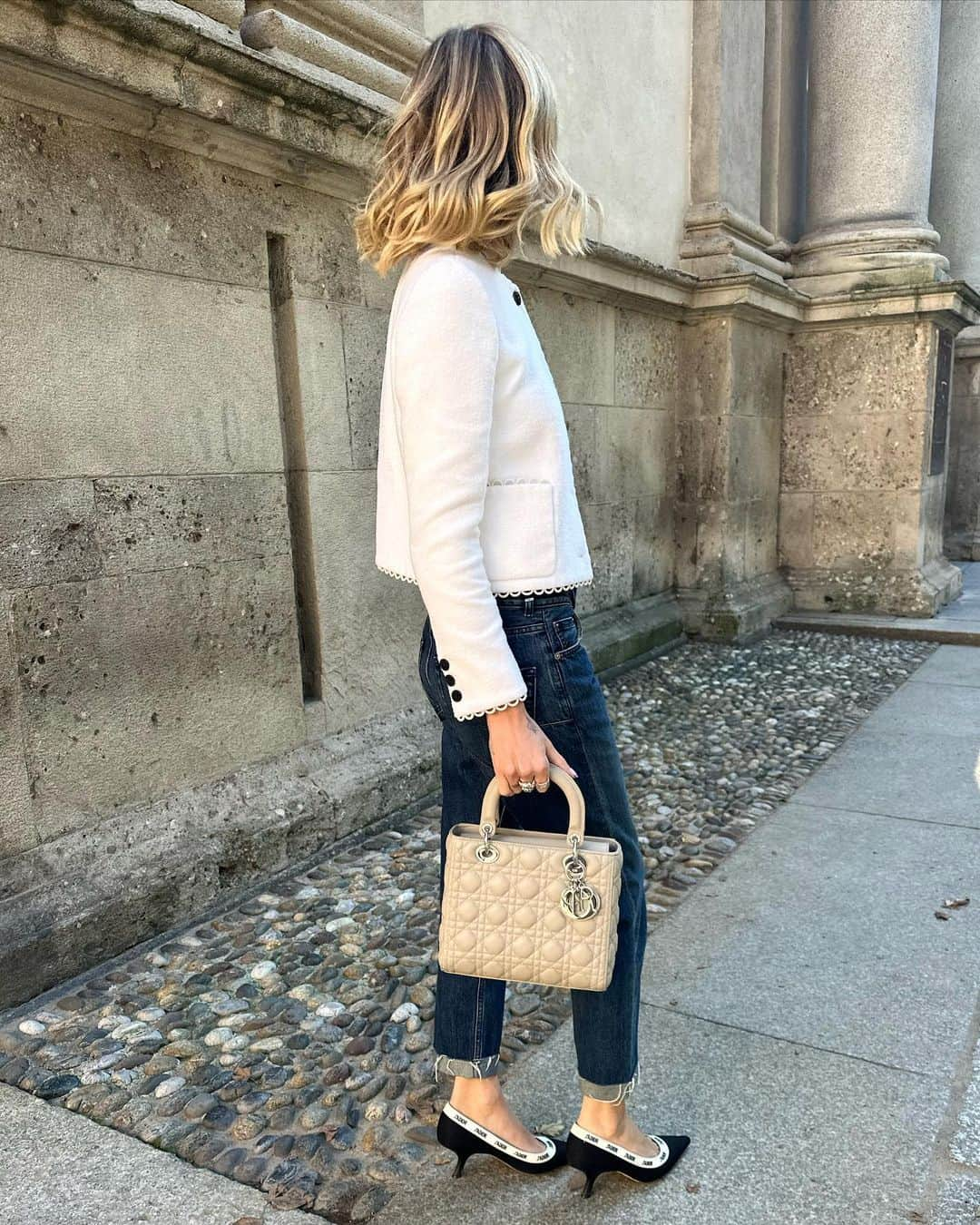 キアラ・フェラーニさんのインスタグラム写真 - (キアラ・フェラーニInstagram)「Today in this @dior casual but classy look 😍 To top it off I'm wearing the #LadyDior bag that is such a timeless piece and a staple accessory for the maison 💘 #adv #dior」11月8日 23時27分 - chiaraferragni