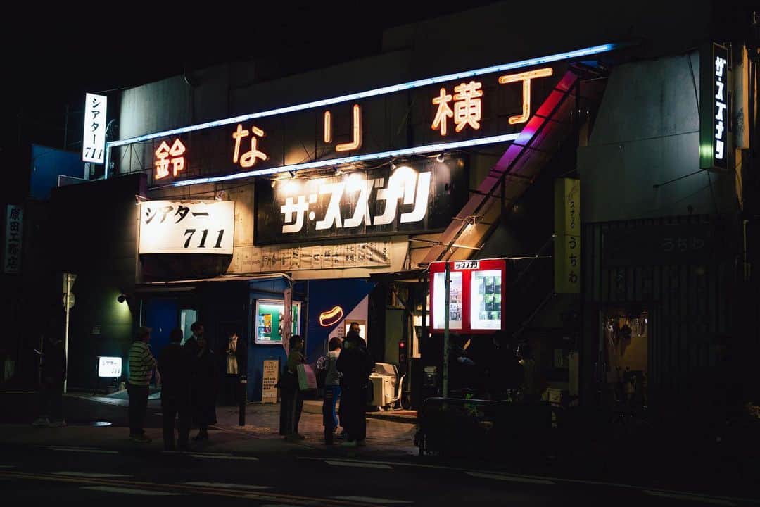 加賀翔（かが屋）さんのインスタグラム写真 - (加賀翔（かが屋）Instagram)「ダウ90000の単独ライブの写真。 第2回単独ライブ『20000』を観ました。 初日は160分あったのを削って今日140分にしたらしいですが、それでも2時間20分。普通に考えると長すぎるライブなのにこれがもうあっという間でした。みんなはここからどんどん削って短くすると言っていましたが、それならなおのこと初日を観ておきたかったと悔やむほどの内容です。面白くて体が動いてしまうという体験をしたのでアフリカの音楽のようだった。中身に触れずに喋ってたらアフリカの音楽のようと言ってしまった。必見のアフリカンライブが配信でも観れるのでぜひ。」11月8日 23時28分 - kagaya_kaga