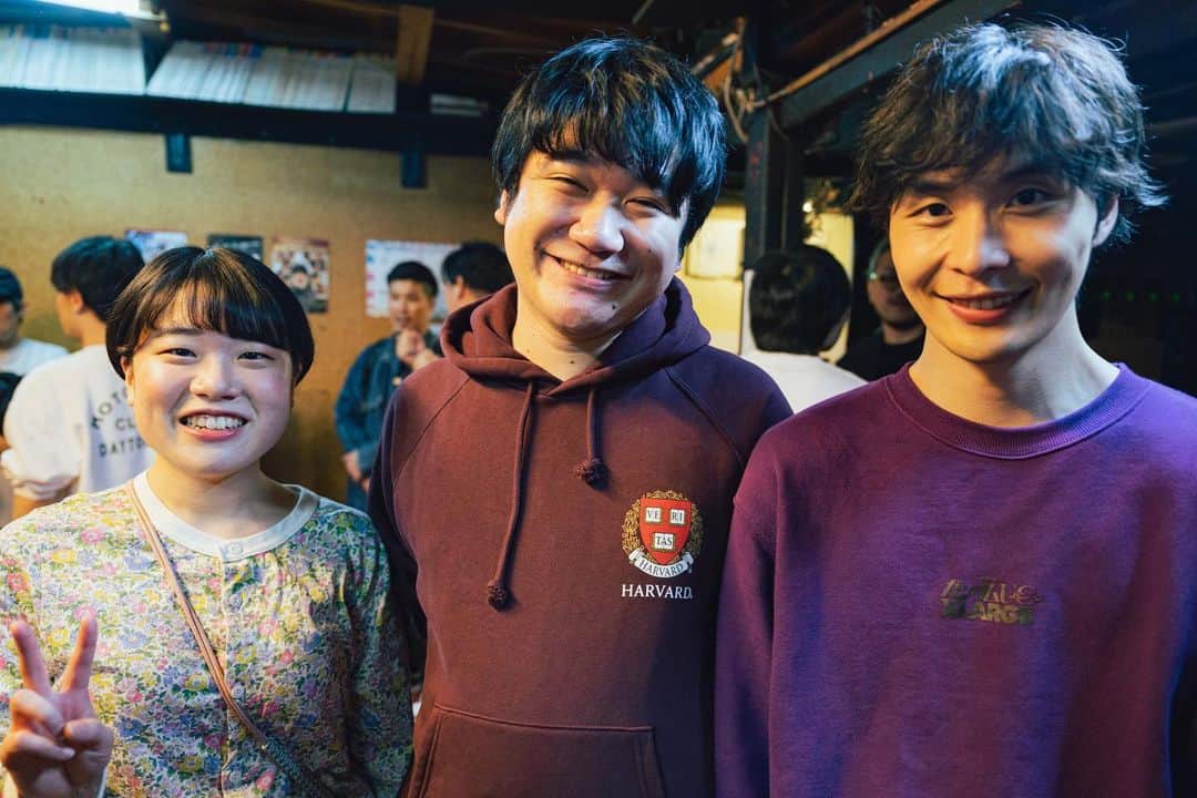 加賀翔（かが屋）さんのインスタグラム写真 - (加賀翔（かが屋）Instagram)「ダウ90000の単独ライブの写真。 第2回単独ライブ『20000』を観ました。 初日は160分あったのを削って今日140分にしたらしいですが、それでも2時間20分。普通に考えると長すぎるライブなのにこれがもうあっという間でした。みんなはここからどんどん削って短くすると言っていましたが、それならなおのこと初日を観ておきたかったと悔やむほどの内容です。面白くて体が動いてしまうという体験をしたのでアフリカの音楽のようだった。中身に触れずに喋ってたらアフリカの音楽のようと言ってしまった。必見のアフリカンライブが配信でも観れるのでぜひ。」11月8日 23時28分 - kagaya_kaga