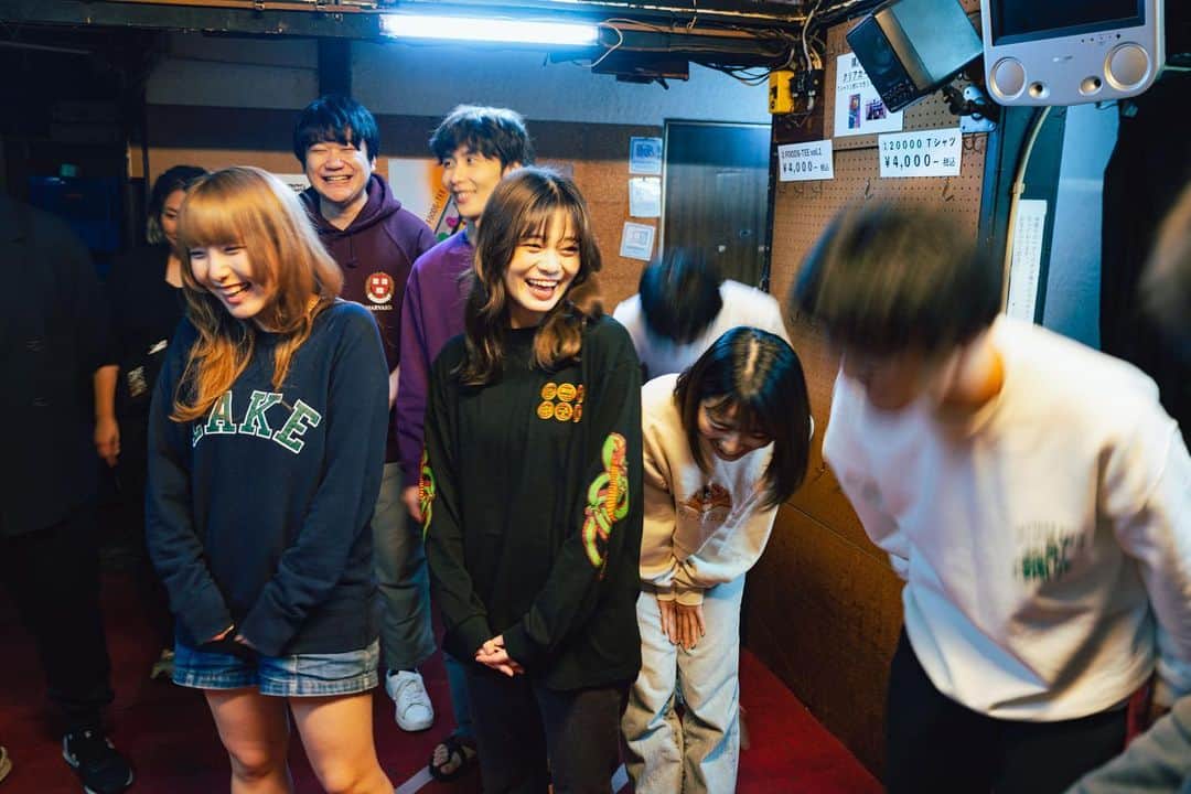 加賀翔（かが屋）さんのインスタグラム写真 - (加賀翔（かが屋）Instagram)「ダウ90000の単独ライブの写真。 第2回単独ライブ『20000』を観ました。 初日は160分あったのを削って今日140分にしたらしいですが、それでも2時間20分。普通に考えると長すぎるライブなのにこれがもうあっという間でした。みんなはここからどんどん削って短くすると言っていましたが、それならなおのこと初日を観ておきたかったと悔やむほどの内容です。面白くて体が動いてしまうという体験をしたのでアフリカの音楽のようだった。中身に触れずに喋ってたらアフリカの音楽のようと言ってしまった。必見のアフリカンライブが配信でも観れるのでぜひ。」11月8日 23時28分 - kagaya_kaga