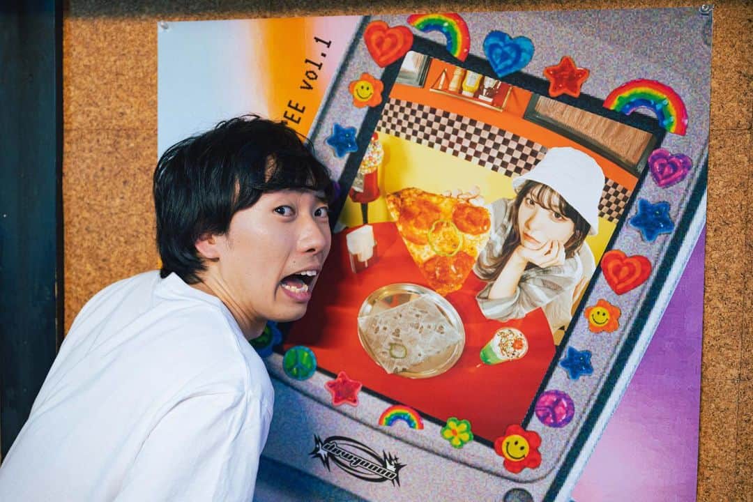 加賀翔（かが屋）さんのインスタグラム写真 - (加賀翔（かが屋）Instagram)「ダウ90000の単独ライブの写真。 第2回単独ライブ『20000』を観ました。 初日は160分あったのを削って今日140分にしたらしいですが、それでも2時間20分。普通に考えると長すぎるライブなのにこれがもうあっという間でした。みんなはここからどんどん削って短くすると言っていましたが、それならなおのこと初日を観ておきたかったと悔やむほどの内容です。面白くて体が動いてしまうという体験をしたのでアフリカの音楽のようだった。中身に触れずに喋ってたらアフリカの音楽のようと言ってしまった。必見のアフリカンライブが配信でも観れるのでぜひ。」11月8日 23時28分 - kagaya_kaga