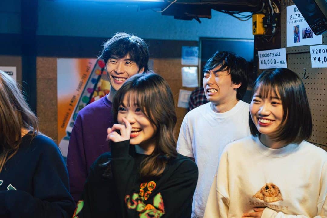 加賀翔（かが屋）さんのインスタグラム写真 - (加賀翔（かが屋）Instagram)「ダウ90000の単独ライブの写真。 第2回単独ライブ『20000』を観ました。 初日は160分あったのを削って今日140分にしたらしいですが、それでも2時間20分。普通に考えると長すぎるライブなのにこれがもうあっという間でした。みんなはここからどんどん削って短くすると言っていましたが、それならなおのこと初日を観ておきたかったと悔やむほどの内容です。面白くて体が動いてしまうという体験をしたのでアフリカの音楽のようだった。中身に触れずに喋ってたらアフリカの音楽のようと言ってしまった。必見のアフリカンライブが配信でも観れるのでぜひ。」11月8日 23時28分 - kagaya_kaga