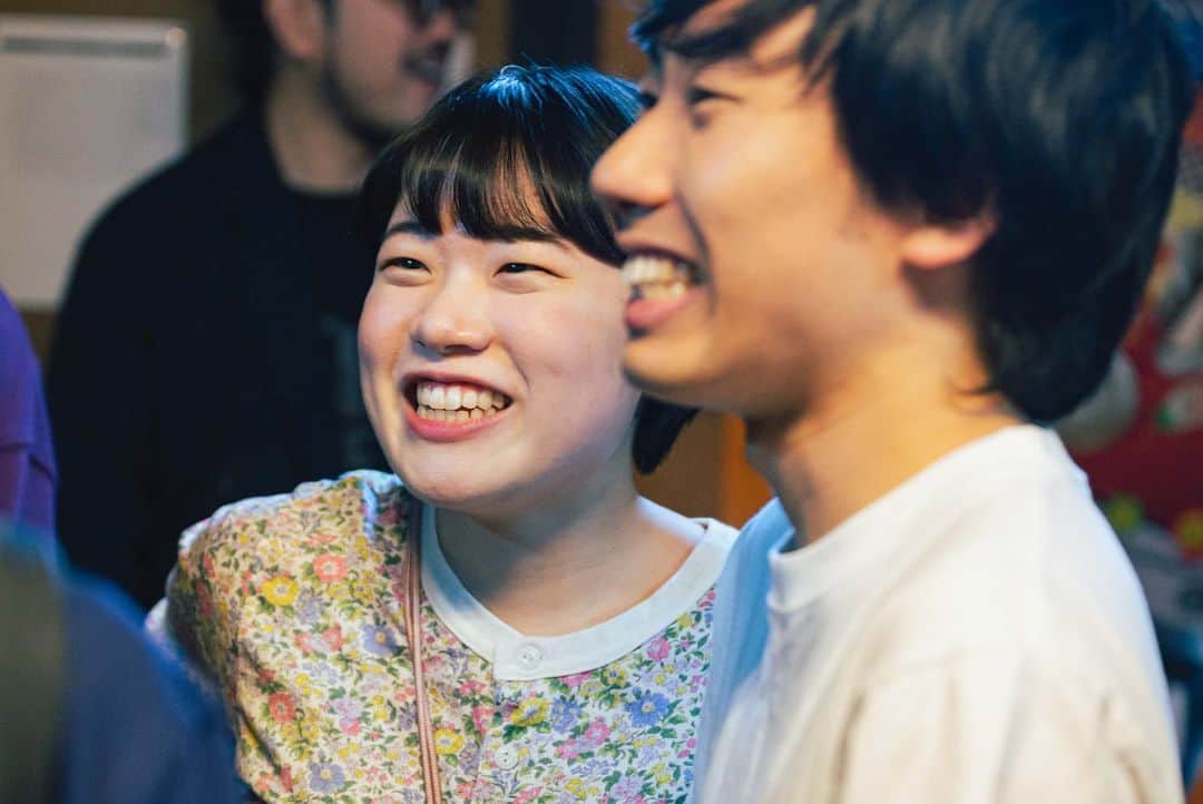 加賀翔（かが屋）さんのインスタグラム写真 - (加賀翔（かが屋）Instagram)「ダウ90000の単独ライブの写真。 第2回単独ライブ『20000』を観ました。 初日は160分あったのを削って今日140分にしたらしいですが、それでも2時間20分。普通に考えると長すぎるライブなのにこれがもうあっという間でした。みんなはここからどんどん削って短くすると言っていましたが、それならなおのこと初日を観ておきたかったと悔やむほどの内容です。面白くて体が動いてしまうという体験をしたのでアフリカの音楽のようだった。中身に触れずに喋ってたらアフリカの音楽のようと言ってしまった。必見のアフリカンライブが配信でも観れるのでぜひ。」11月8日 23時28分 - kagaya_kaga