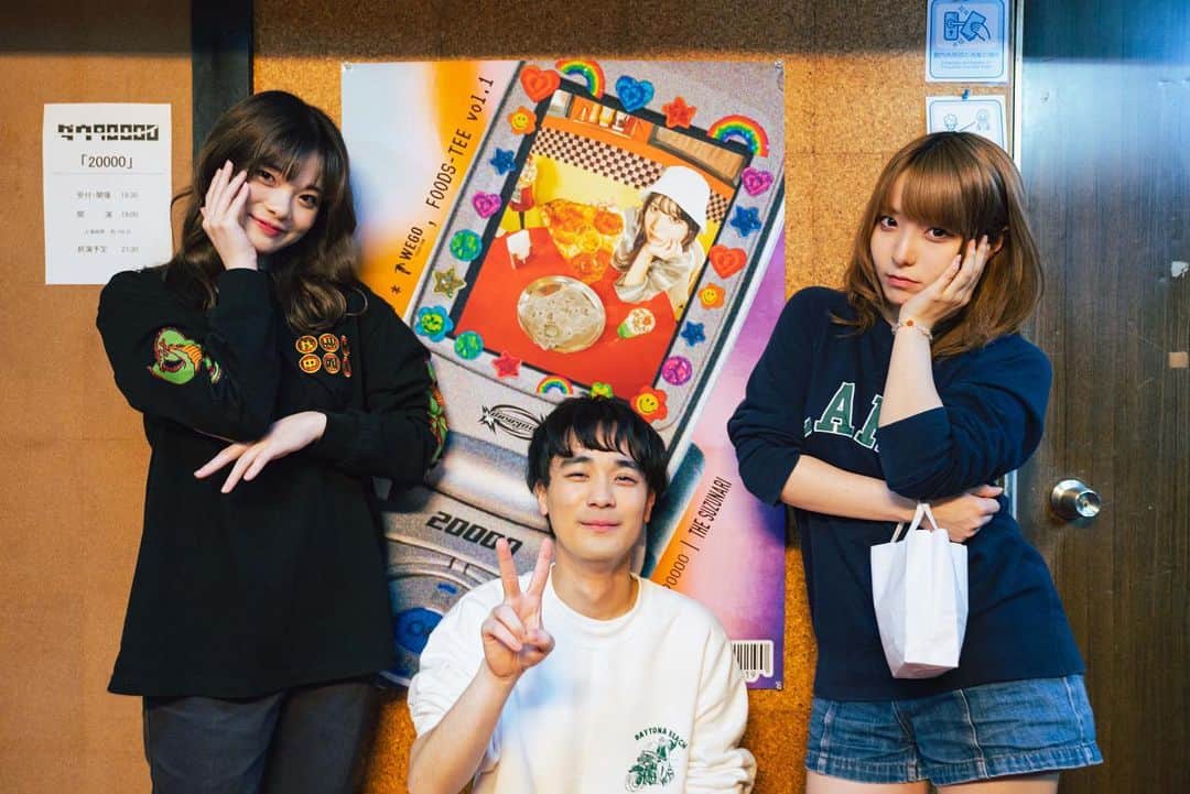 加賀翔（かが屋）さんのインスタグラム写真 - (加賀翔（かが屋）Instagram)「ダウ90000の単独ライブの写真。 第2回単独ライブ『20000』を観ました。 初日は160分あったのを削って今日140分にしたらしいですが、それでも2時間20分。普通に考えると長すぎるライブなのにこれがもうあっという間でした。みんなはここからどんどん削って短くすると言っていましたが、それならなおのこと初日を観ておきたかったと悔やむほどの内容です。面白くて体が動いてしまうという体験をしたのでアフリカの音楽のようだった。中身に触れずに喋ってたらアフリカの音楽のようと言ってしまった。必見のアフリカンライブが配信でも観れるのでぜひ。」11月8日 23時28分 - kagaya_kaga