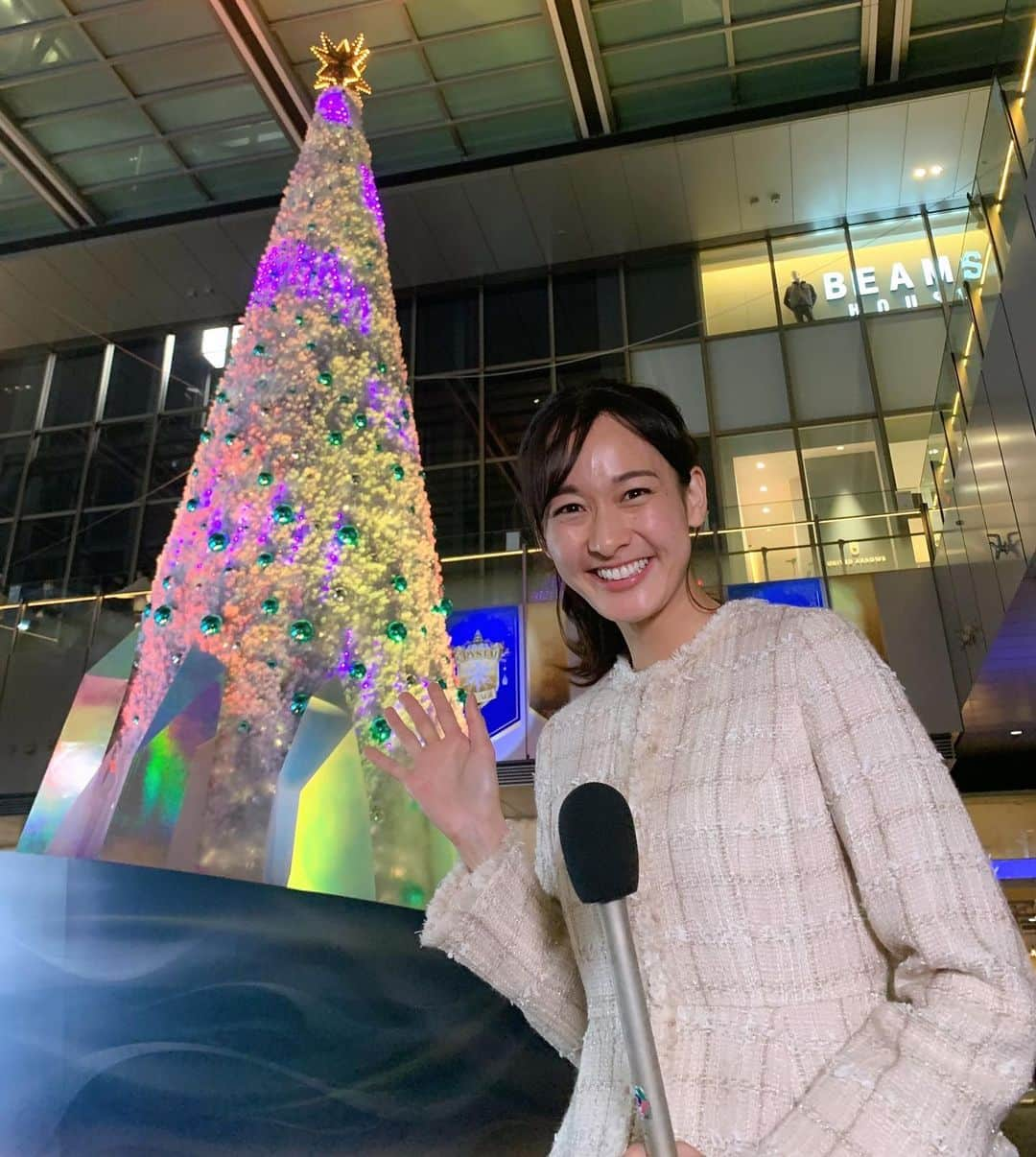 浦口史帆のインスタグラム：「今日から、名駅のクリスマスイルミネーションが始まりました🎄♥️✨  高さ12mのツリーは、圧巻の美しさ🥹💖 毎時20分おきにストーリー仕立てのショーも流れます🎼💎💫 「え、これ駅で無料で観ても良いんですか😳？」「ここはテーマパーク？！😳」と感じるような物語の世界に引き込まれる6分間です🌈✨  仕事や学校を終えて帰宅する多くの人たちが、 ツリーのきらめきに足を止めていました☺️  中継場所からはそんなクリスマスツリーを近くで見上げる皆さんのお顔がよく見えたのですが、 誰もが柔らか〜い幸せそうな表情をされていて、 イルミネーションを前に険しい顔をしている人は1人もいませんでした☺️笑  空気は冬に向かってひんやり冷たくなってきましたが、 ツリーの周りは、一日の疲れを忘れさせるあたたかい雰囲気に包まれていましたよ🧶♥️  名駅の街路樹のイルミネーションも始まったので、 寒くても地上を歩くのが楽しみになりそうです🚶‍♀️💕✨  #クリスマスツリー #イルミネーション #名古屋駅」