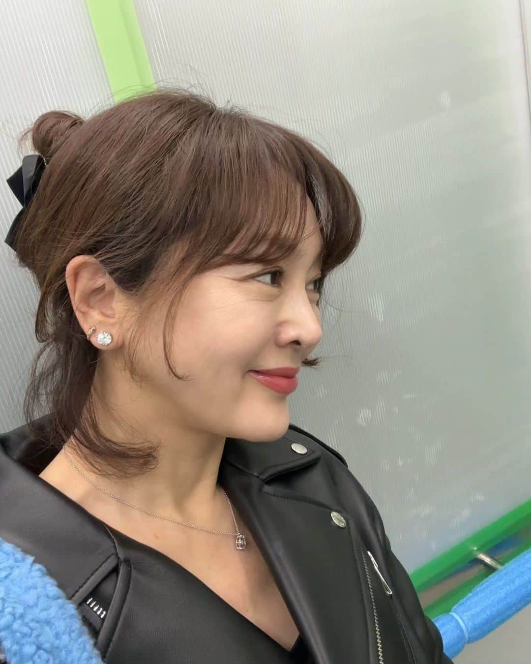 イ・スンヨンのインスタグラム：「요것조것 잔디백안에 뭐가들었을까 ~한번 꺼내보았어요  이런 컨텐츠도 있던데  한손으로 들고 찍고 ㅋ 손목에 쥐날뻔 ㅋ  담엔 소팔이랑 같이 찍어볼께욤~-♡  커피빈  제주청귤인지 감귤인지 티 맛있네요 따뜻하고 달콤한게 넘 좋았어요~~^^  오늘 @superthingskr  가서  열심히 회의회의 했어요 ㅎ  조만간 멋진 코트와 머플러 보여드리고 공구하도록할께요🙏🙏👍👍👍👍👍  해냈다 마고쥔장 ㅋㅋ 슈퍼띵스대표님멋쟁이💜  울 식구들 진짜 좋으실꺼여요~^ 기대많이 해주시구요~~^^  울 잔디백 보시는분들마다ㅈ예쁘다고 칭찬일색이셔요   충분히 보시고 컬러 선택하시면 됳듯해요  아마 받아보시면 넘 반하실꺼여요~~^^♡♡  쌀쌀해진 날씨 몸관리잘하시구요~~  꿀잠주무셔요~~😘😘😘  #잔디백공구중 #뽀글이가이리이쁠줄이야 #실물세상고급져요 #마고샵으로오셔요 💕😆🐻❤️」