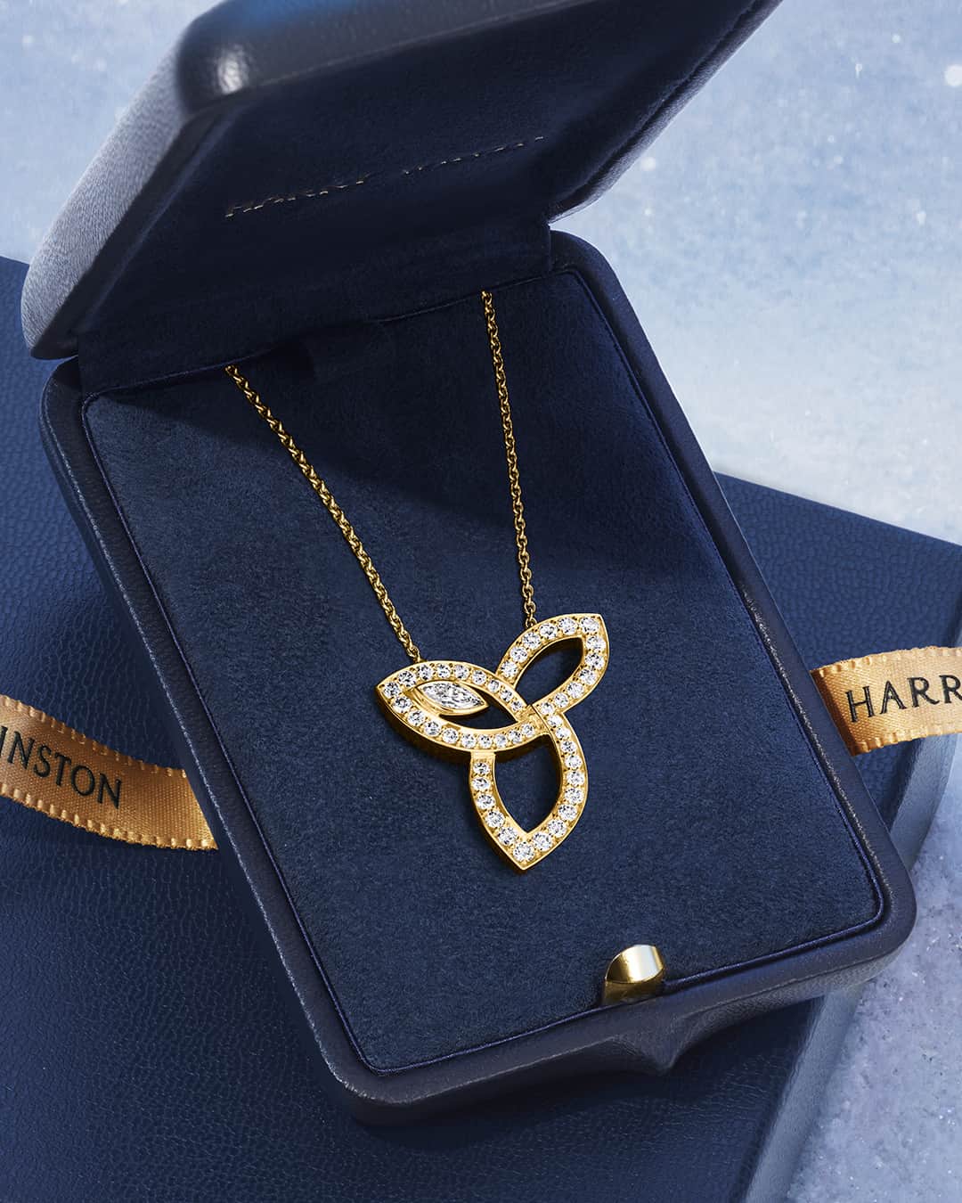 ハリー・ウィンストンのインスタグラム：「With luminous diamonds and warm yellow gold, Lily Cluster designs let holiday warmth and cheer blossom. These floral-inspired jewels make for luxurious stocking stuffers—link in bio. #WinstonWishes #HarryWinston」