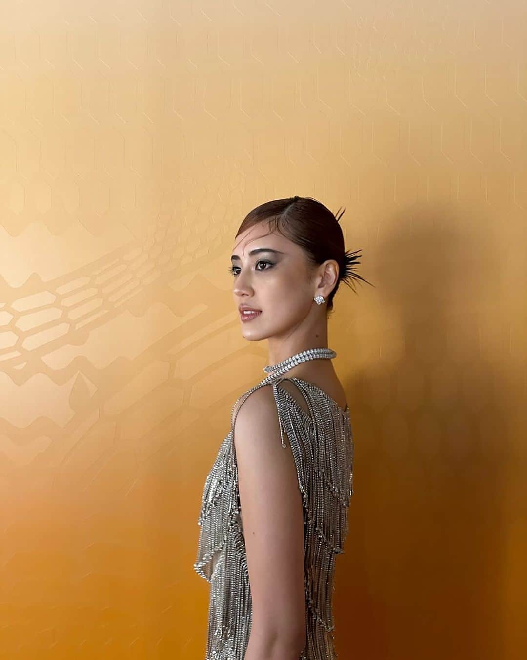 藤井夏恋のインスタグラム：「🧡🐍✨ ブルガリ　セルペンティの妖艶な力強さを ヘアメイクで表現。  hair&makeup by @tomoca13」