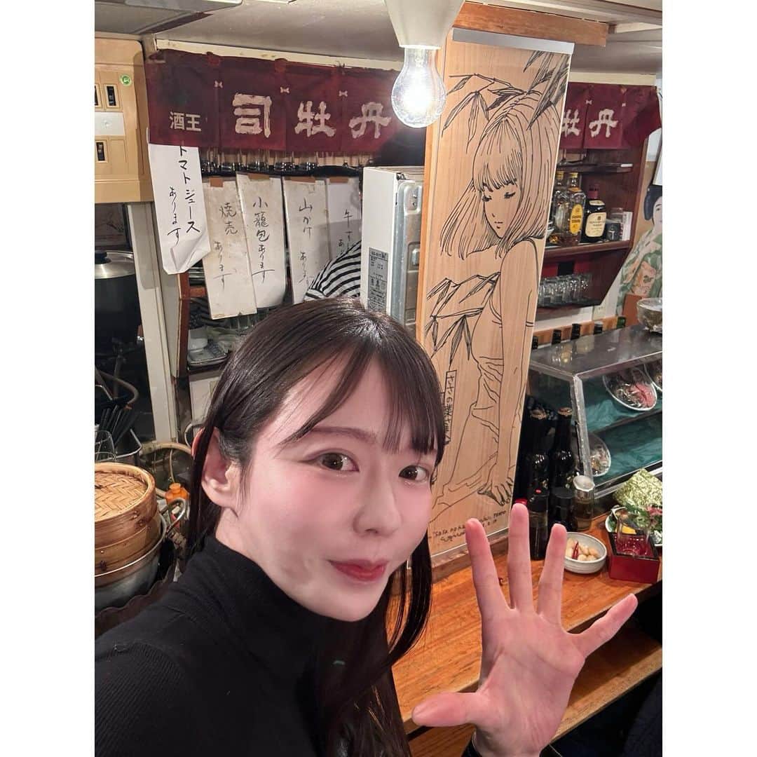 小泉みゆきのインスタグラム：「へそ曲がりな私がなぜかパリピに見えるらしく、『ハロウィンやってるの！？』としきりに聞かれたのでお伝えしておくと、平服で江口寿史先生の絵を見ながら一杯🍶してました。 ちなみに隣席のギャルは瀬戸内エリアの某県庁職員さんで、やっぱり瀬戸内は最高！と盛り上がってしまいました。 主に私が。」