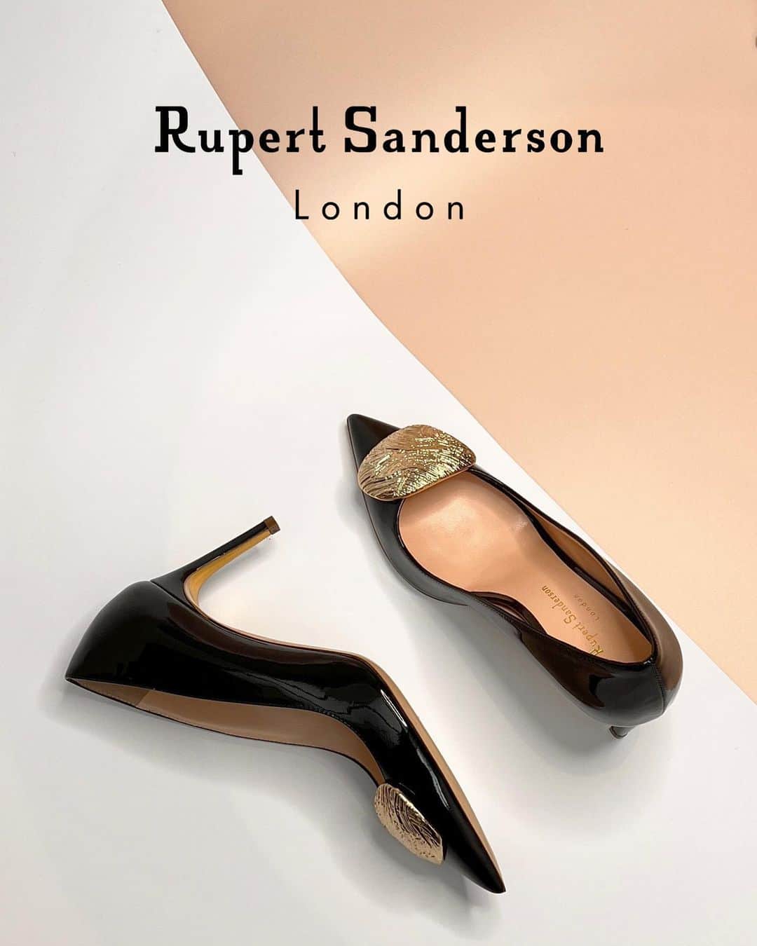 ルパートサンダーソンのインスタグラム：「Elevate your style with the timeless elegance of Rupert Sanderson's classic "Nada" in Black Patent. This sleek design, adorned with distinctive ripple cromato pebble detailing, draws inspiration from the Impasto painting technique, where artists apply thick layers of paint to the canvas to achieve a textured and three-dimensional effect. It stands as an instant classic in our collection and is a must-have addition to your wardrobe.」