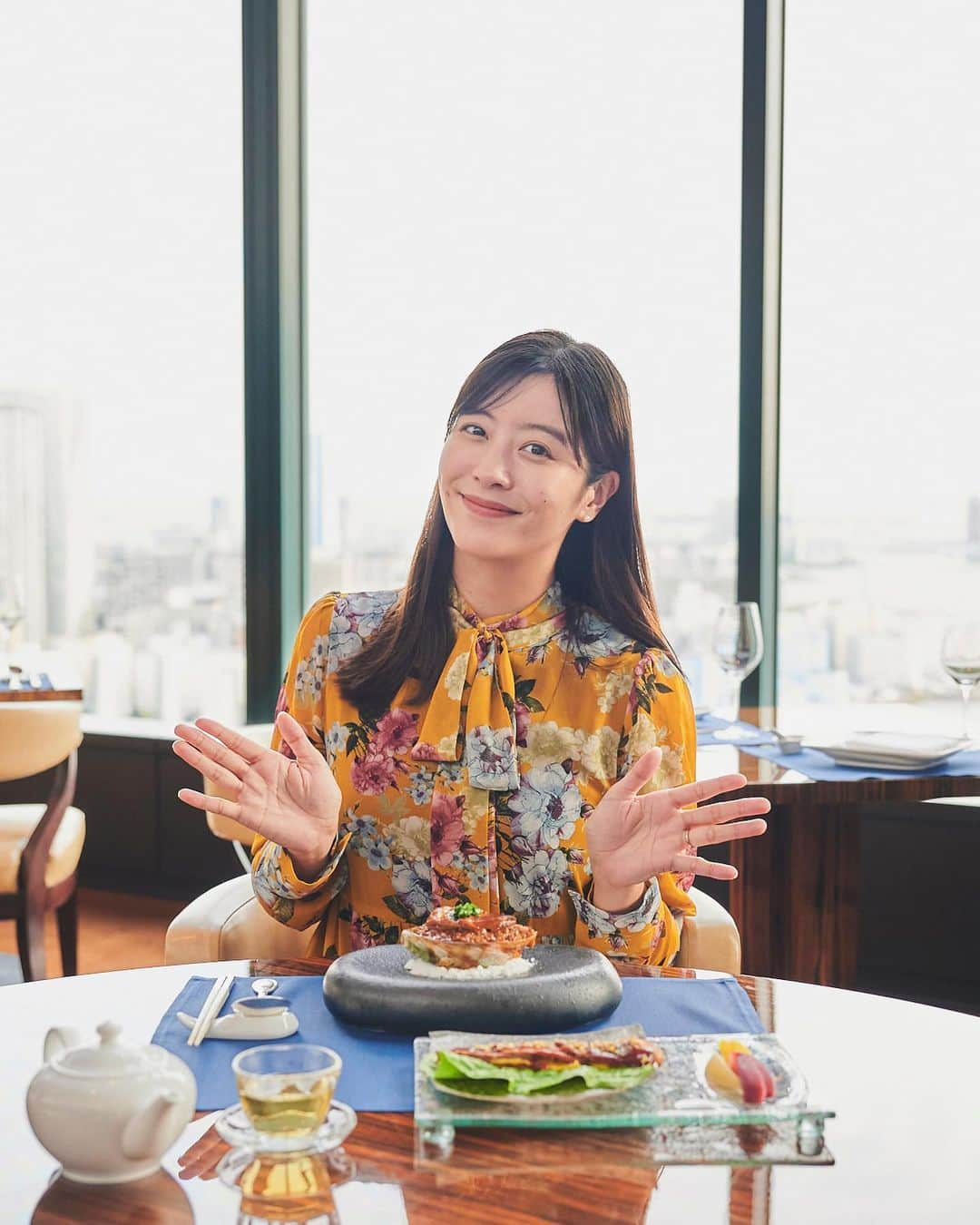 佐藤あやさんのインスタグラム写真 - (佐藤あやInstagram)「コンラッド東京の中国料理「チャイナブルー」でクリエイティブな広東料理を堪能🤍 インテリアは鮮やかな青で統一されていて、窓からは浜離宮恩賜庭園が一望できる特別な場所です✨ 別世界に誘われるような廊下はフォトスポット！   大好きな中国料理。今回は好きなものをアラカルトでいただくことに。シグネチャーは、ジューシーな鴨胸肉、パリパリの揚げ湯葉、パイナップルを包んでいただくチャイナブルー東京ダック😋 鮑ごはんやフカヒレとキノコの紙包み焼きなども、じんわり染みる味わいでした💕   そして一番感動したのがマンゴープリン✨ 良いマンゴーが入った時にしか作らないというこだわりっぷりで、私的に過去イチのおいしさでした🥹⭐️   今回も「ヒルトン・オナーズ アメリカン・エキスプレス®・カード」を大活用。 何度も伝えたくなってしまう魅力的な特典のひとつは、入会するだけで獲得できる「ヒルトン・オナーズ・ゴールドステータス」。 ヒルトングループの対象レストランの飲食代から25％オフになる「Like a Member」(2023年12月末まで)は、今回のお食事でも適用できました🙆🏻‍♀️ ヒルトングループのホテルやレストランでは100円につき３ポイント貯まるから、このまま増やしていってヒルトングループのホテルに泊まるのが夢✨   #PR #Amex #アメックス #ヒルトン #hiltonhonors #コンラッド東京 #hanakomagazine  #ハナコラボ」11月9日 18時00分 - faafa8