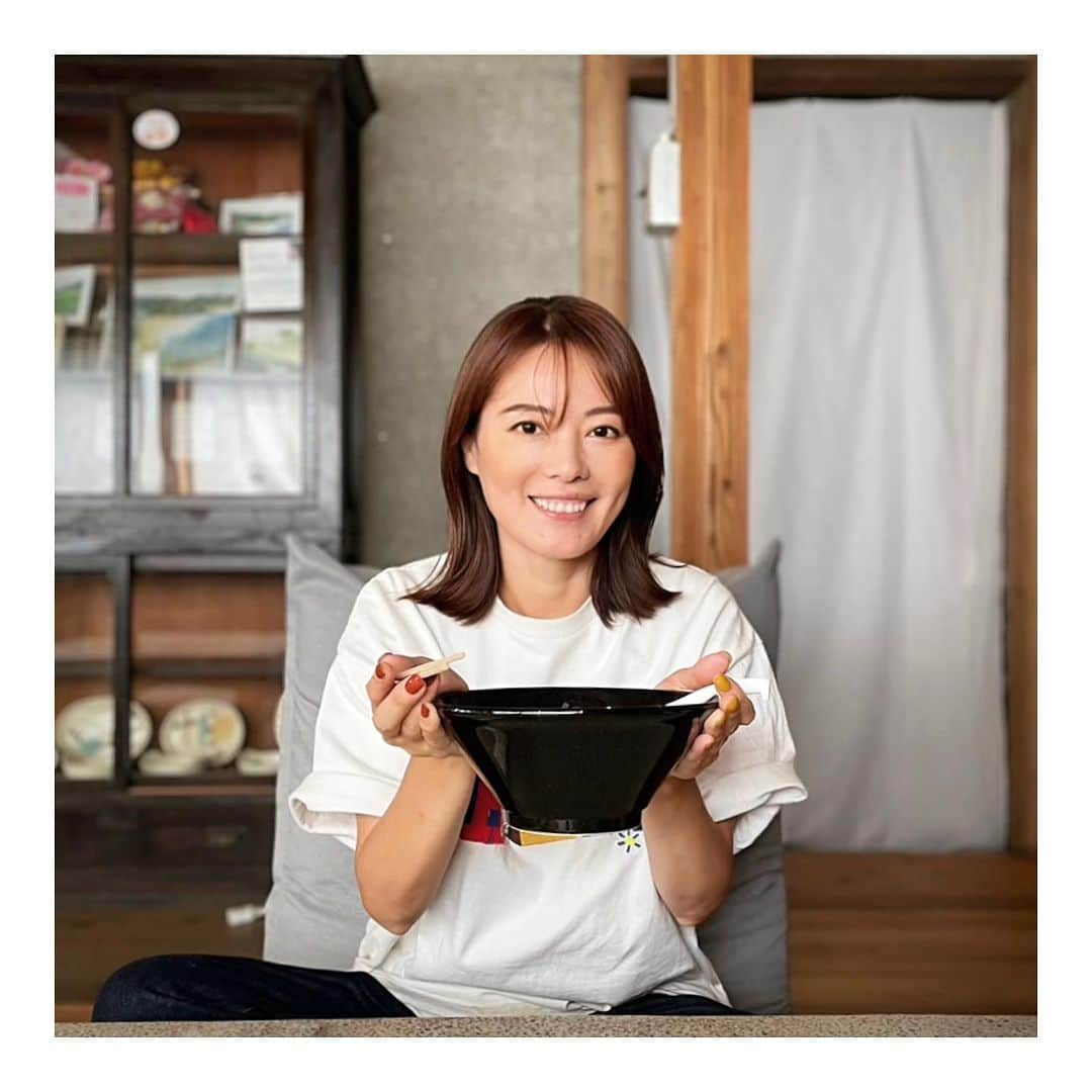 羽舞咲のインスタグラム：「🎗Ramen ⁡ 毎週火曜日だけ シェアキッチン「knit.」（ニット｜ @knit.fukue）で 食べられる @s.shidayama さんのラーメン ⁡ 修行を積んだ職人が作るラーメン店ではなく ラーメン作りが趣味の友人が振る舞ってくれるような このシンプルなラーメンが実は本格的で美味しくて ⁡ 火曜日＝ラーメン ⁡ 五島暮らしの日常になりつつあります(*´-`*) ⁡ ⁡ ┅┅┅┅┅┅┅┅┅┅┅┅┅┅┅┅┅┅┅┅ ⁡ 🎧神宮前ラジオ 「羽舞咲のゆるゆるビューティ研究所」 （毎週水曜日オンエア） ⁡ 心を込めてお届けします♡ ⁡ @herbemi プロフィールリンクをチェック！！ ⁡ ┅┅┅┅┅┅┅┅┅┅┅┅┅┅┅┅┅┅┅┅ ⁡ #シンプルライフ #ライフシフト #スローライフ #ヘルシーライフ #セルフラブ #ナチュラルライフ #五島列島 #ウェルネスライフ #ラーメン #羽舞咲 ⁡」