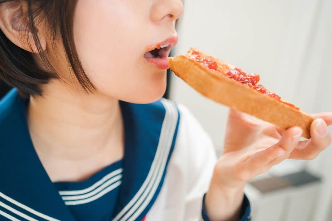 来栖うさこのインスタグラム：「. . . いただきます🥪  #セーラー服 #japanesegirl #japanesuniform」