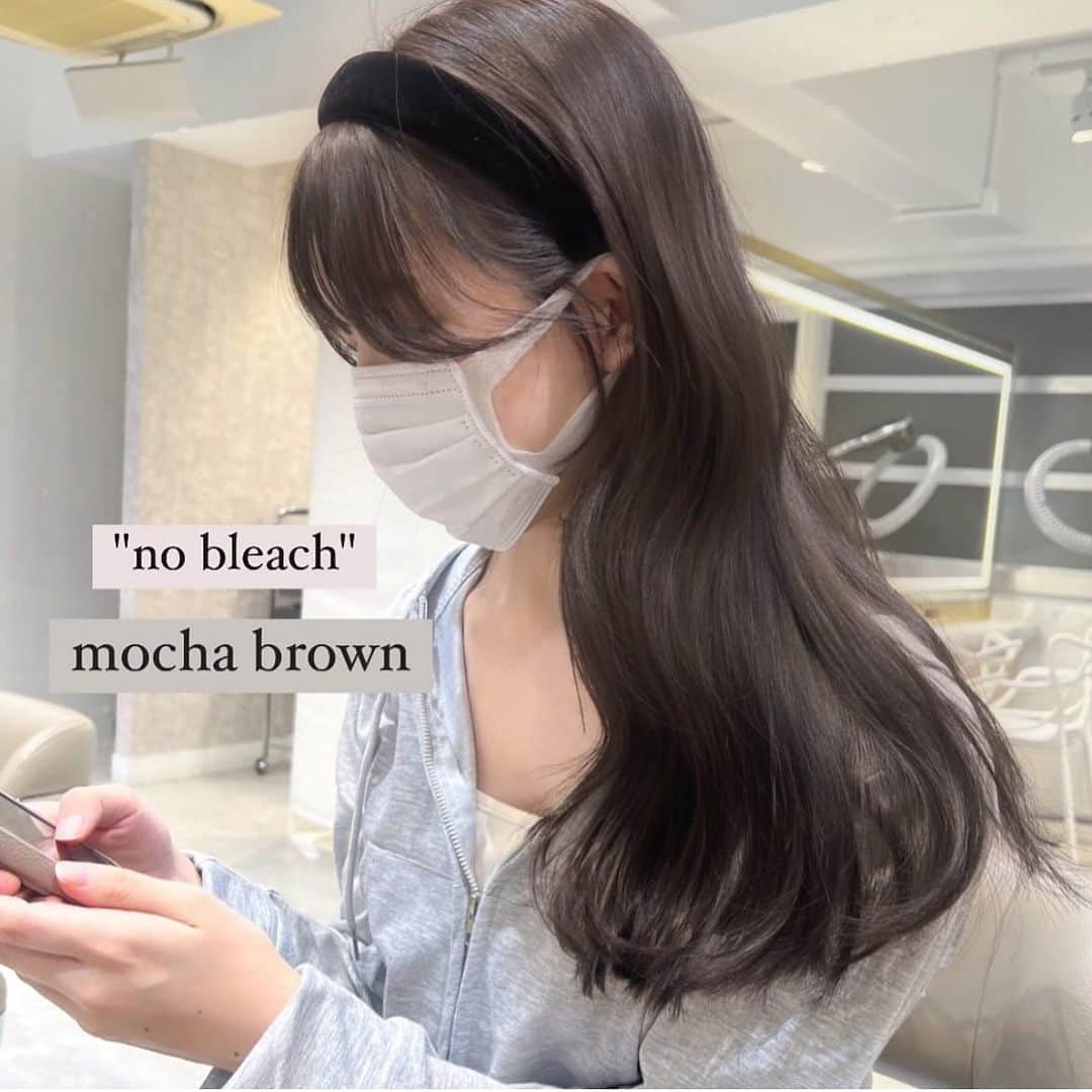古賀美紀のインスタグラム：「【bleach無しでできる色素薄めカラー】 こっくりな透明感抜群な  「 #モカブラウン　❤︎」  現在の明るさより明るくしたい方、地毛からのカラーのお客様はダブルケアカラー  選択お願いします♡  ✨オススメメニュー✨ "人気No.1" ✔️プレミアムケアカラー　¥11400~ 毛髪強化剤♡髪の毛を補強し切れ毛・枝毛を98.6%防ぎます！ →髪の毛に凄く良いので、髪の毛を綺麗に持続させたい方オススメです！  "前処理剤オプションメニュー" 毛髪は、約80%のタンパク質（PPT）と 約5%の脂質（CMC）約12%の水分で構成されています。  前処理剤のPPTとCMCを＋する事で カラーの仕上がりとカラーの持続性をUPします♡！  ✔️CMC ¥1500 ブリーチ、ヘアカラーの薬剤を均一に浸透させる。 ダメージ補修と保湿をし髪表面をツヤやかに 指通りをよくする。 →髪の硬さ、パサつき、ゴワつきは cmcが失われてるのでオススメです♡！  ✔️PPT ¥1500 ダメージを補修し、ダメージで失った髪の タンパク質部分を補修し、弾力を与えてくれます。 ヘアカラーの再現性と持ちを高める。 →ダメージや色落ちが気になる方オススメ 【プレミアムケアカラーとの同時施術でさらに効果UP！】  ✔️CMC＋PPT ¥3000 更にクオリティを高めたい方オススメです♡  ※前処理を希望の方は、予約時にどの前処理をしたいか LINEしてください✨」