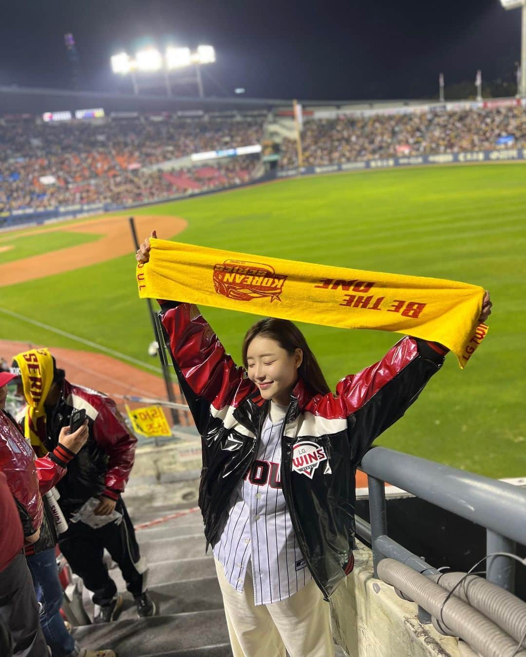 チェ・スルギさんのインスタグラム写真 - (チェ・スルギInstagram)「⚾️⚾️⚾️  내가 이 구역의 승리요정 !!!  으아아아아  한국시리즈 2차 직관 승리  꺄🥹🥹😆😆😆  8회말 역전 홈런  인생경기 미쳐따 😭😭 정말 간절하게 응원했따아아아  나의 엘지트윈스 진짜 최고 !!  하 통합우승가자 🙏🏻🙏🏻🙏🏻  #무적엘지 #엘지트윈스 #한국시리즈  #역전승 #인생경기 #사랑한다엘지 #LGtwins」11月8日 23時53分 - angel9028