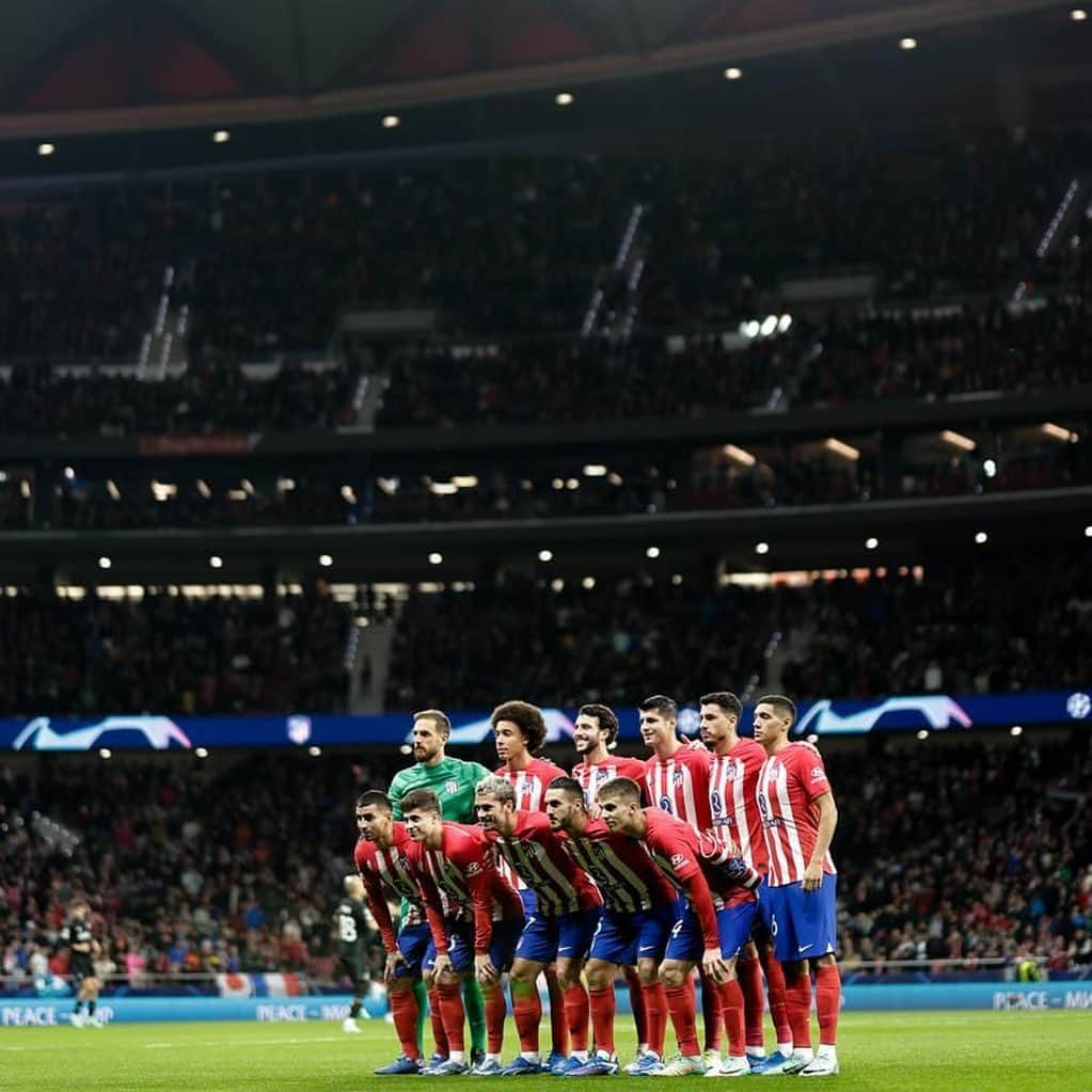 コケさんのインスタグラム写真 - (コケInstagram)「Jugamos doce ↔️ Ganamos doce ❤️🤍 Gran noche de @championsleague. ¡Seguimos! 👊🏼 #AúpaAtleti #UCL」11月8日 23時47分 - koke6