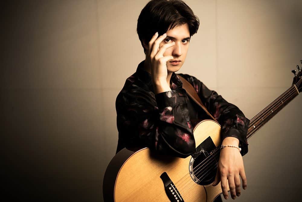 吉田ナオキのインスタグラム：「ポーランド出身、2000年生まれの若き天才ギタリストMarcin（マ―シン）。 日本用のアーティスト写真、スタイリングしました💁‍♂️ ソニーミュージックオフィシャルサイトより。  #marcin #マーシン #スタイリング」