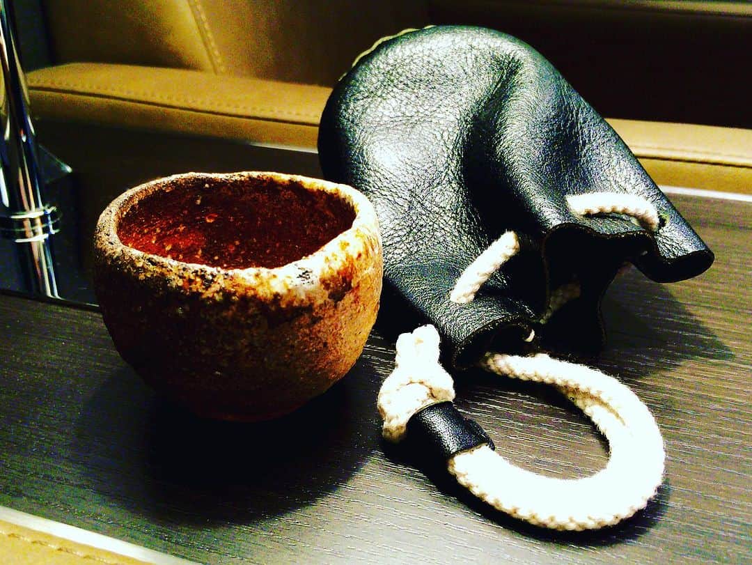 世良公則のインスタグラム：「・・・・・・ 自作のぐい呑は  旅の共  Self made sake cup are a travel companion  ・・・・・・  #世良公則 #masanorisera #japaneseartist #japaneseculture #sakecup #ぐい呑 #ceramics #陶芸 #日本文化」