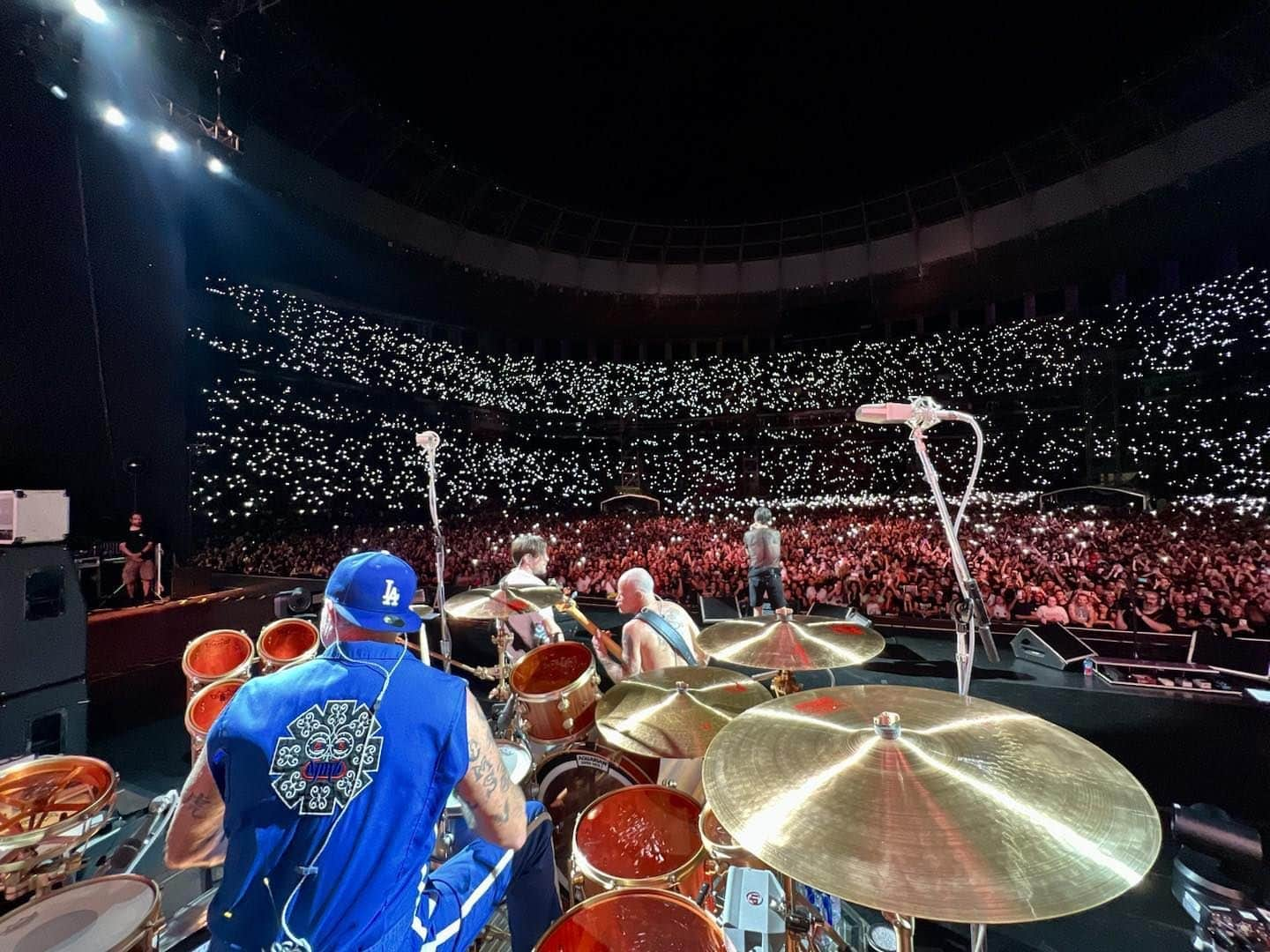 Chad Smithのインスタグラム：「Love playing new places. Brasilia ! 🙏📷 @davidmushegain」