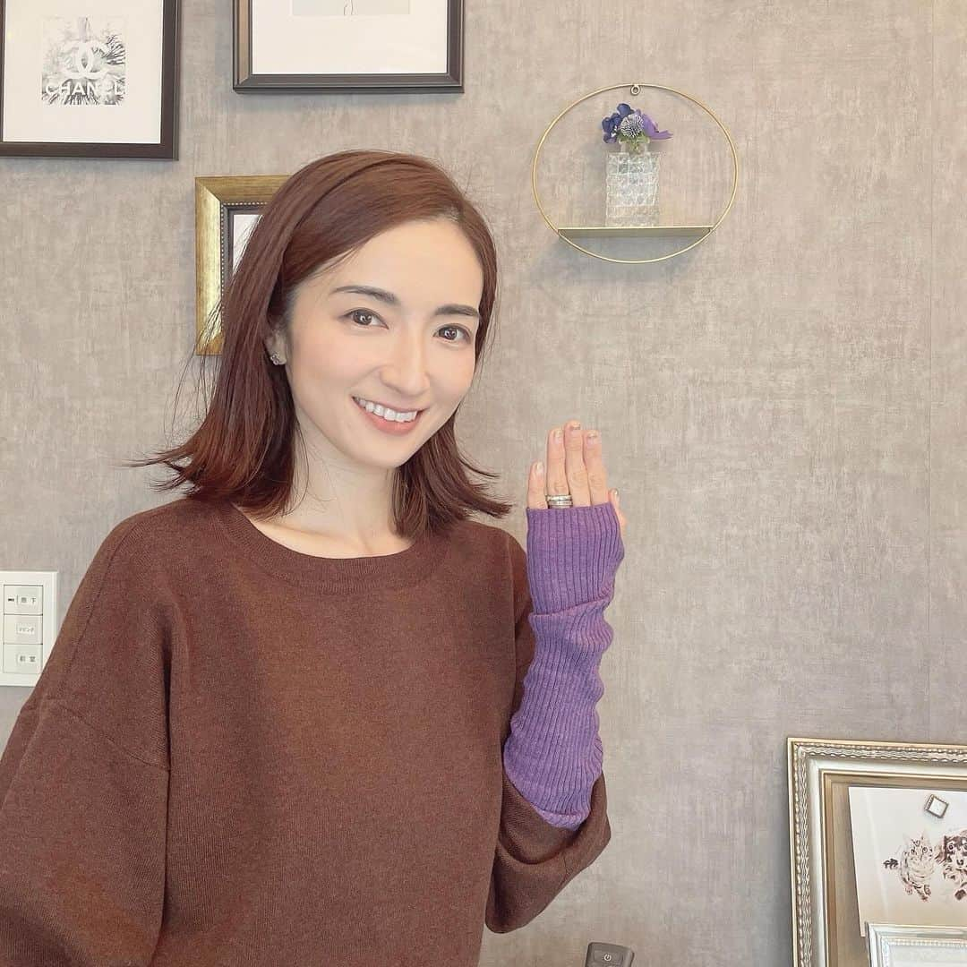 Mayuko Watanabe 渡辺真由子さんのインスタグラム写真 - (Mayuko Watanabe 渡辺真由子Instagram)「@yanuk_official のお気に入りのニットを着て出かける率が高い私の最近の美容♡ 月に一度のネイル→ @noirriche77_nail ✨ 2度目のサロン『coronille 』→ @beautysalon.coronille  詳しくは2枚目以降を見てね♡  エンダモロジーをフェイシャルに使いつつ、ハンドマッサージで頭皮から首肩をしっかりほぐしてくれるのですっごく生き返ります😄✨ゴッドハンドなの！？というくらい、スタッフの方が皆さん施術が上手いのですごくおすすめ😍  日々の生活がバタバタしすぎて疲れが一向に取れませんが、こうやって時々ほぐして頂くことで生き返るので、大事な時間だなと実感。  私が受けたコースは、初回特典でかなり安く体験できるので、気になる方や白金台が近い方はぜひ受けてみてくださいー😄💕  #コロニラ#coronille#エンダモロジー#フェイシャル#エステ#ヘッドスパ#美容#若返り#美肌#リフトアップ#アンチエイジング#白金台#サロン#開店祝い#オープン祝い#フェイシャルケア#小顔#vcセラム#メソシューティカル #セラムライン#ビタミンc」11月8日 23時56分 - watanabe_mayuko