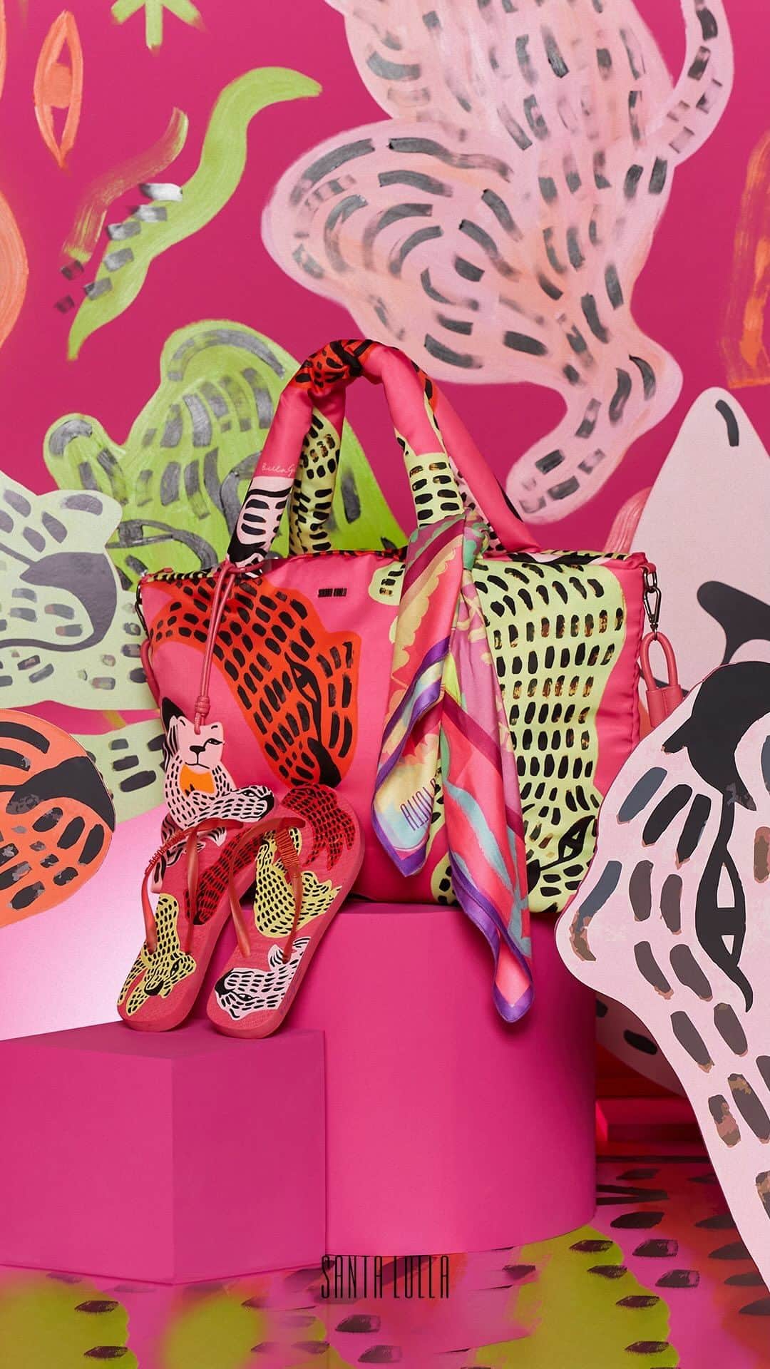 Santa Lollaのインスタグラム：「Avisa todo mundo que esse verão promete muitas cores, boas energias e SL nos pés. Vem ver os produtos icônicos da nossa collab especial com as artistas plásticas Aline Bispo e Bella Galvão!  #santalolla #santalollaverao24 #CollabArtistasSL」