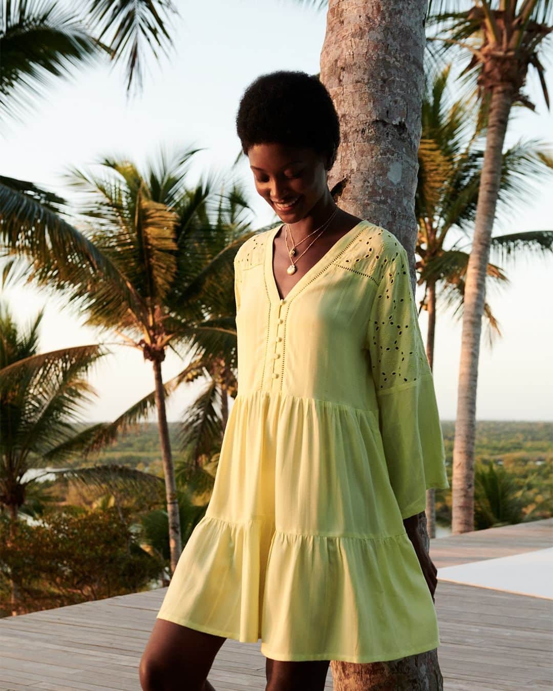 ロジャス・レナーのインスタグラム：「Quer dar um up nos seus looks de verão? 😍 A tendência das texturas naturais, como a renda e ráfia, trazem no detalhe a leveza da estação, garantindo produções casuais e elegantes. Passe para o lado e escolha as suas favoritas clicando nas imagens. #AltoVerão #Verão24 #TexturasNaturais #Laise #Renda #Ráfia #Palha #ModaFeminina   vestido em laise 819659971 | conjunto de colar e brincos com pingente de concha 849044731 | colar em camadas com pingentes de conchas 848461816 | macacão em laise e bordado de abacaxi 834048852 | camisa em laise com bordados de solzinhos 833456459 | short em laise com bordados de solzinhos 833456379 | brinco com formato de flor 804049467 | calça pantalona com rendas 873653553 | sandália com corda natural 878446115 | blusa com renda no busto 877875268 | chapéu panamá 817244931 | sandália rasteira com tiras trançadas 874861021 | biquíni top camisetinha 834049863 | canga estampa animal print 817244958」