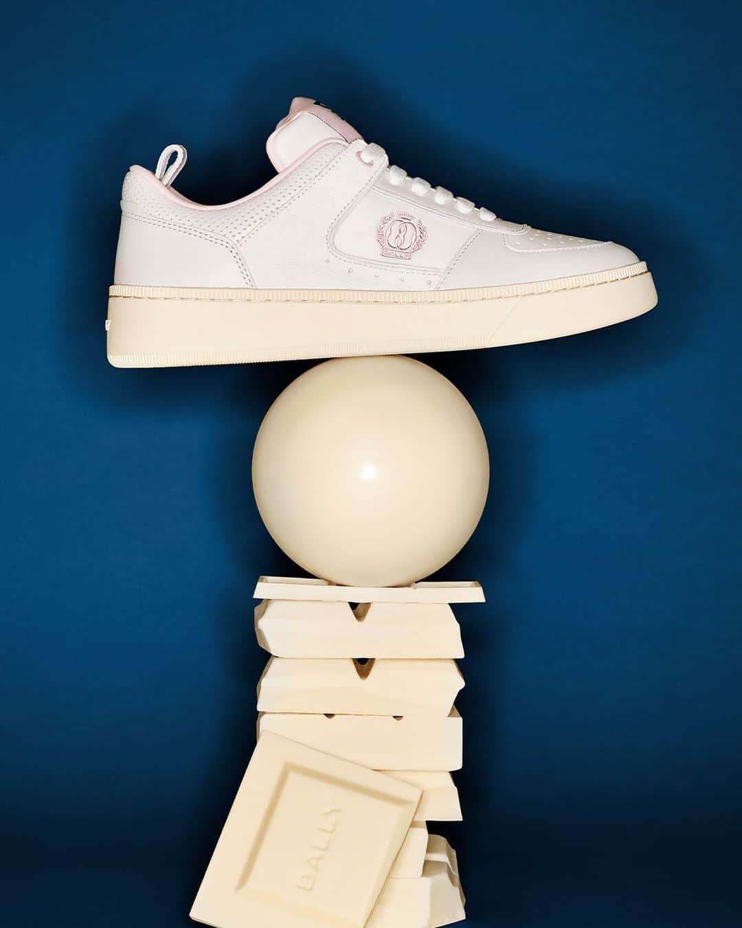 バリーのインスタグラム：「HOLIDAY GIFT GUIDE  Timeless pieces make the perfect gift.   #Bally」