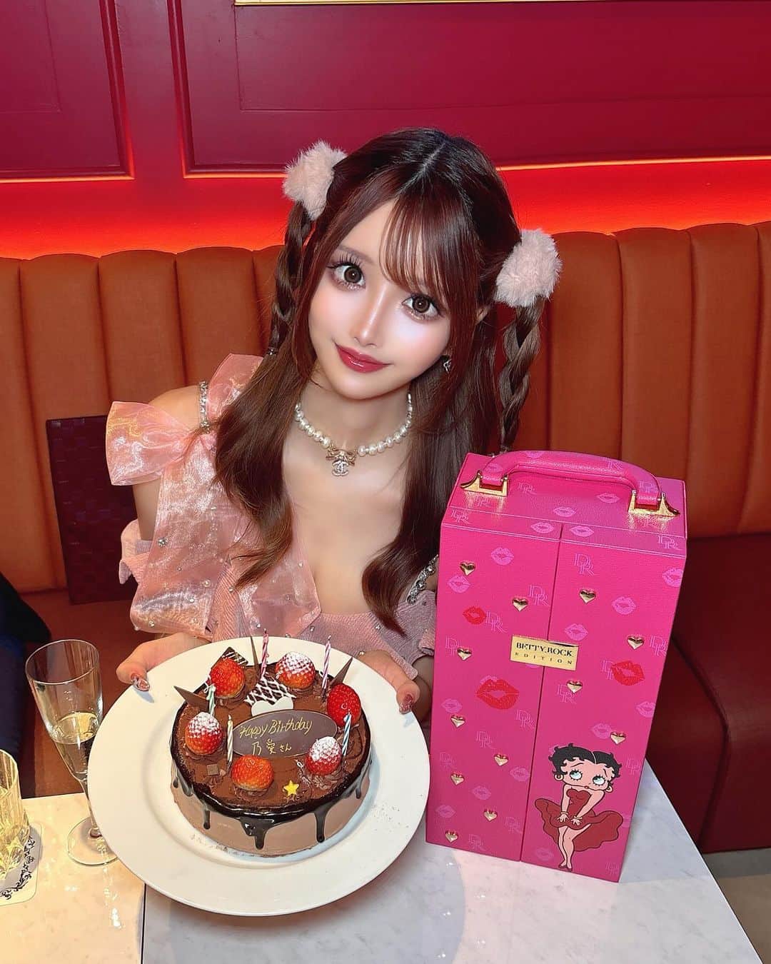 桜咲乃愛のインスタグラム：「りあば💓🪽🎂  お供のシャンパンはピンクのドレスだから 推しの @drock_japan ベティコラボのピンク💓  これ以外のシャンパン達は写真撮り忘れた🥹🥹🥹 テキーラ観覧車は可愛いから見る用🎡🩵  #リアバ#お誕生日#ありがとう#歌舞伎町#歌舞伎町キャバ嬢」