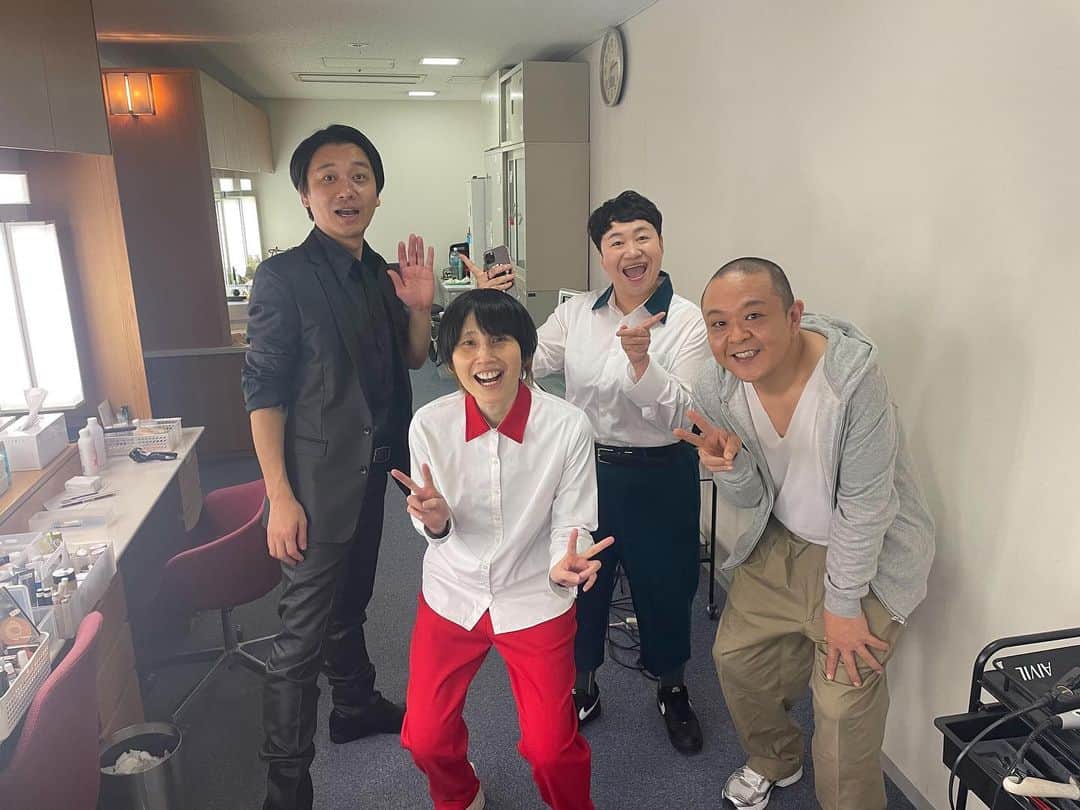 赤羽さんのインスタグラム写真 - (赤羽Instagram)「同期のスーパースター ハリセンと会えました！！ うれし！！！！！！ こんちゃんもみのわちゃんも変わらないいいい！！  #ハリセンボン #サルゴリラ #東京nsc9期生」11月9日 0時04分 - akabass