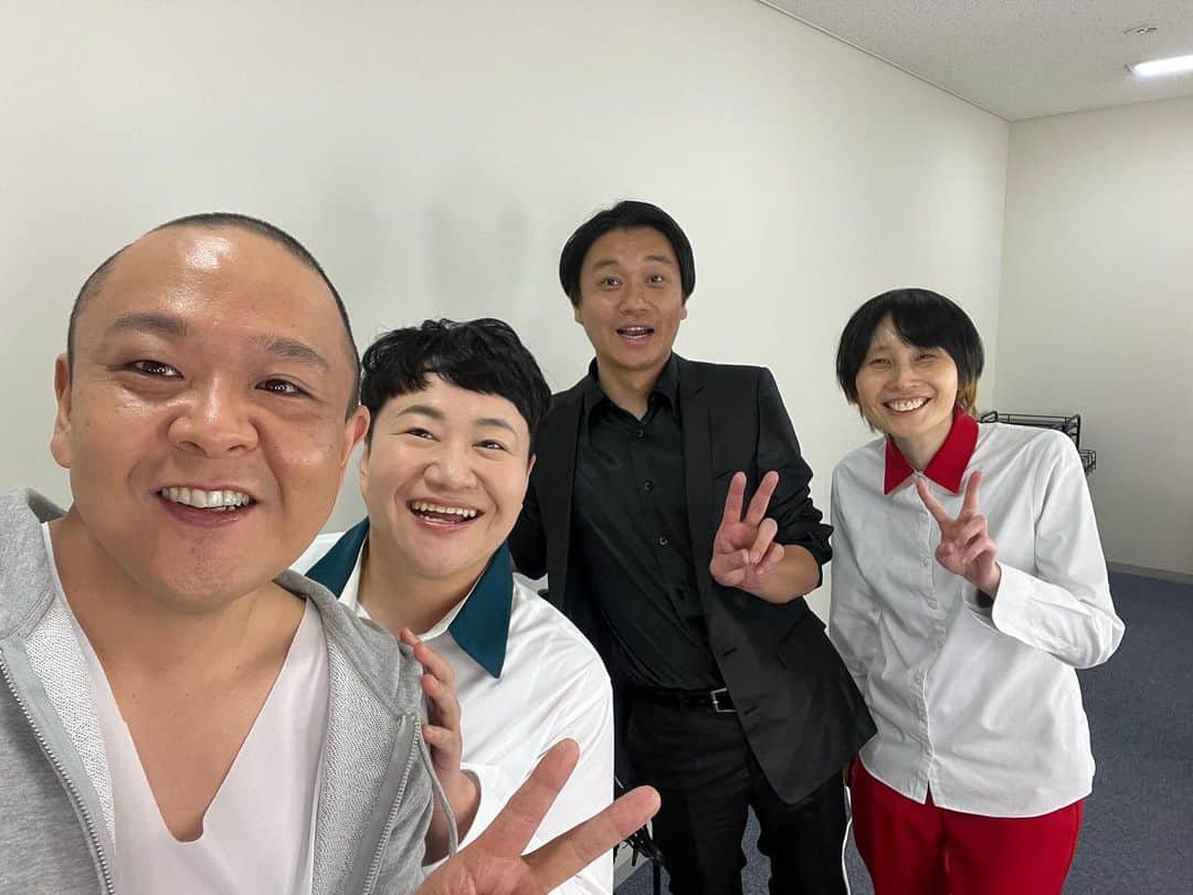 赤羽さんのインスタグラム写真 - (赤羽Instagram)「同期のスーパースター ハリセンと会えました！！ うれし！！！！！！ こんちゃんもみのわちゃんも変わらないいいい！！  #ハリセンボン #サルゴリラ #東京nsc9期生」11月9日 0時04分 - akabass