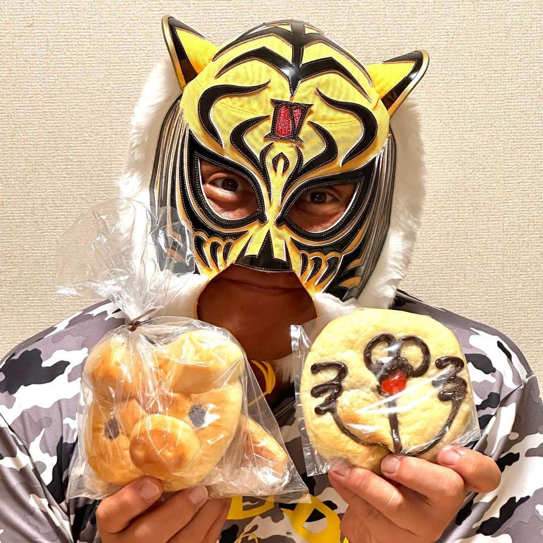 タイガーマスクのインスタグラム：「またまた次男坊が買ってきました、パンを。 「パパはこれ🤣」 ドラえもんなのか、何だろ⁉️ ドラえもんなんだろうな〜 そして、何故かブタ… 誰がブタやねん💢 #タイガーマスク #tigermask #njpw #菓子パン」