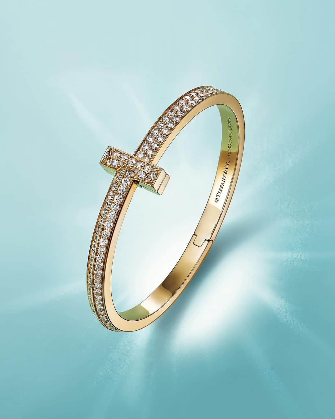 ティファニーのインスタグラム：「Modern brilliance. Traditional craftsmanship. A study in pure, graphic construction, Tiffany T designs are marked by a sleek T motif—a signature House code inspired by our name. Link in bio. #ATiffanyHoliday #TiffanyT #TiffanyAndCo」