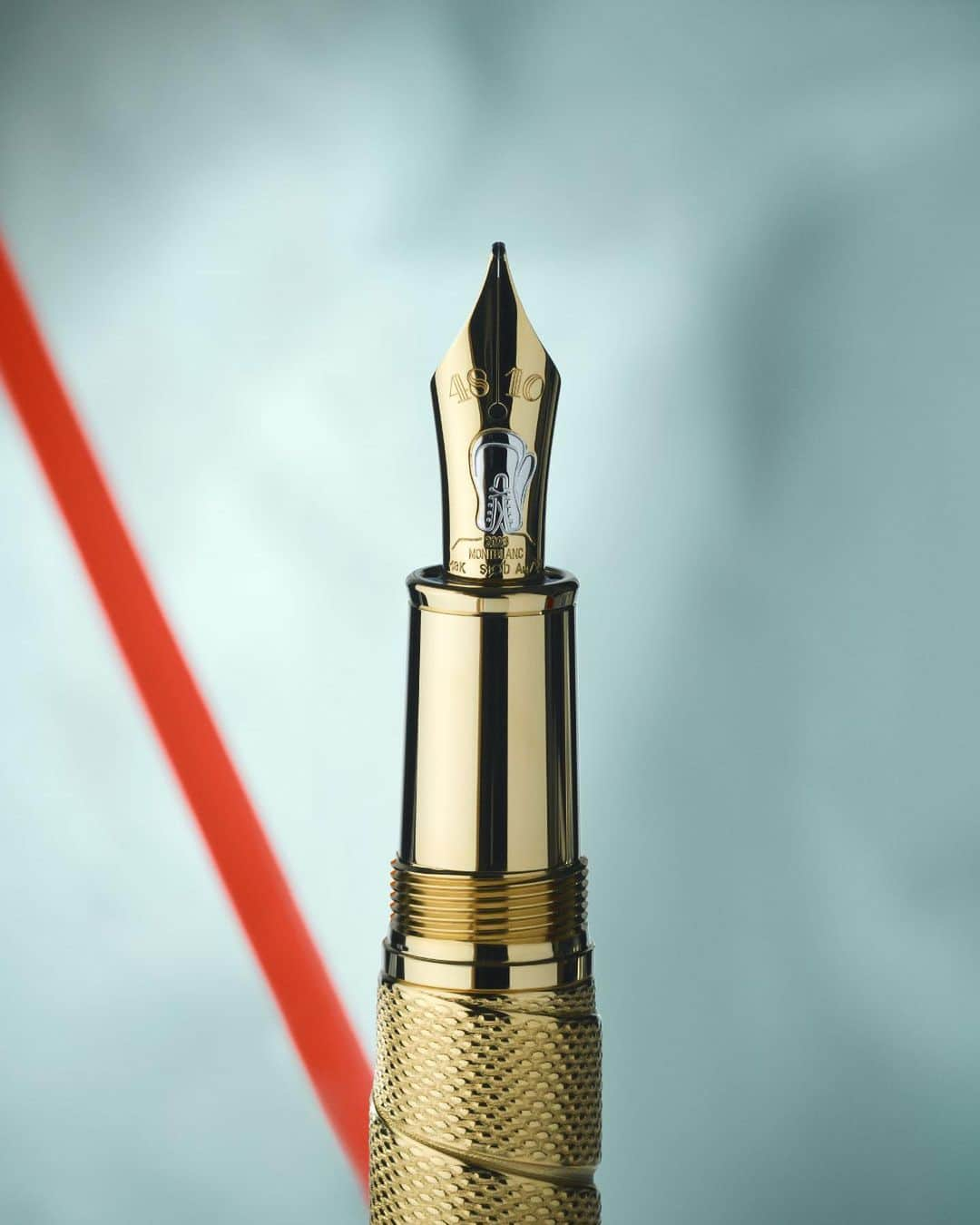 モンブランのインスタグラム：「Having left an indelible mark on both the athletic and humanitarian worlds, the Montblanc Great Characters Muhammad Ali Limited Edition 1942 honors the three-time heavyweight boxing champion and civil rights activist.  The handcrafted solid Au 750 gold bi-color nib is artfully engraved with that vital part of a boxer’s equipment. The bandages boxers use to protect their hands under the boxing gloves inspired the yellow gold-coated structure that appears to wrap around the barrel.  #LeaveYourMark #InspireWriting #MontblancGreatCharacters」