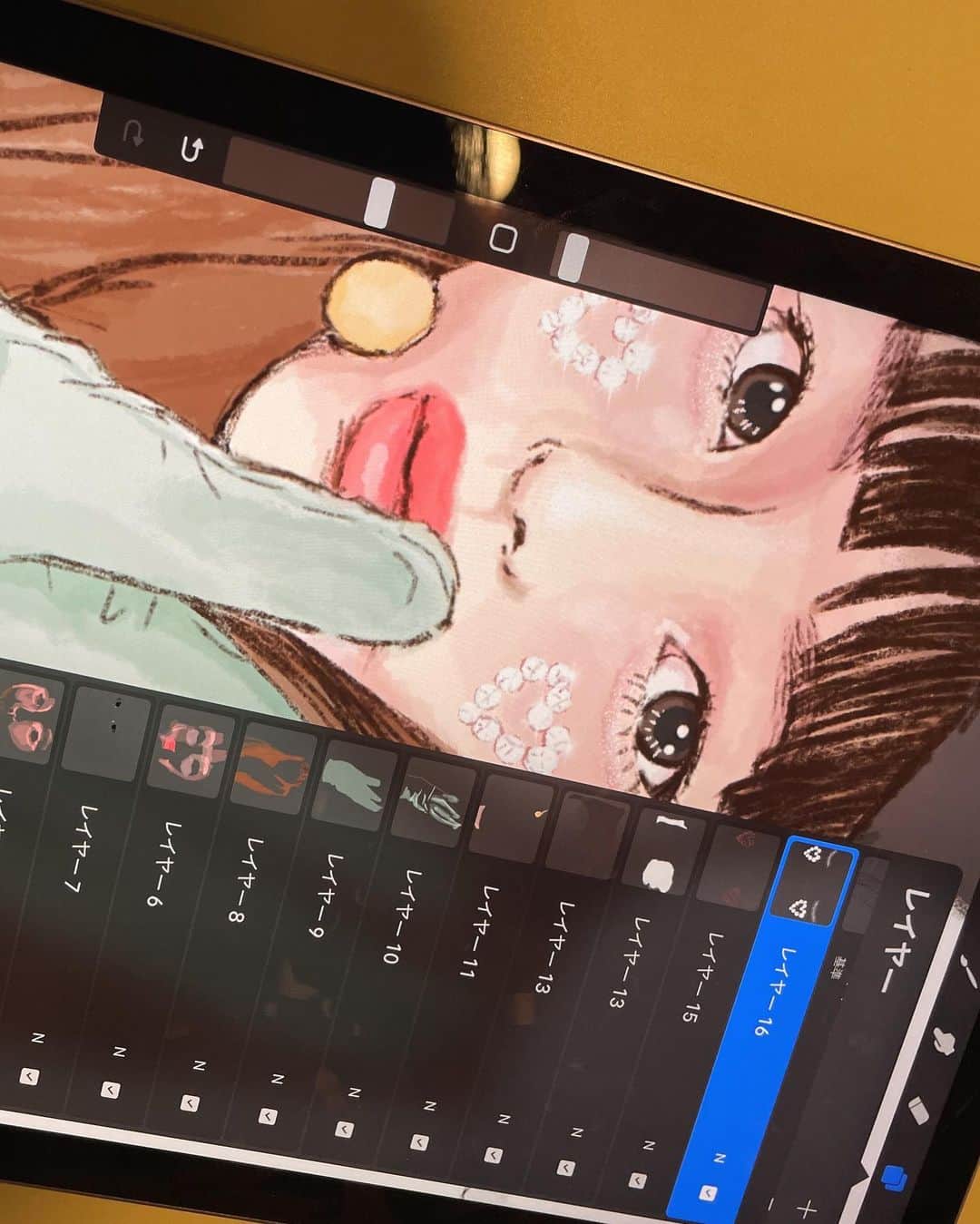 小西桜子のインスタグラム：「16レイヤー。 レイヤーをとにかく重ねることをまなびました  🐰👖♡  つけてたテレビが昼メシ旅から報道スペシャルになっていた われながら集中力だけはつづく （好きなことだけ）  ほっぺのきらきらがすき」