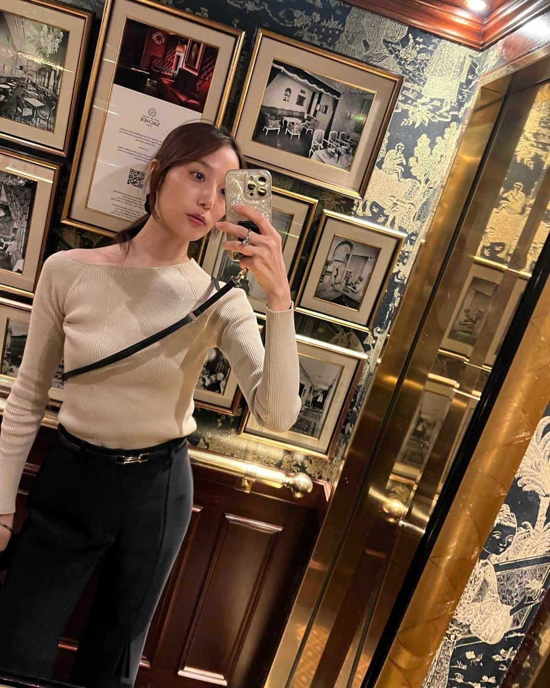 高田有紗のインスタグラム：「ありすぎる写真をどう載せてくか、それが問題だ←  1枚目 ズレてる？って思われる、このトップス、、、 こういうデザインなのです😹 (すり防止に買ったストラップ大活躍だったよ!なすちゃんありがとう🫶)  2枚目 ミュシャの絵を見つけて思わず📸 @お化粧室に向かう廊下の突き当たり  3枚目 アイスコーヒーが飲みたかったのに フロート？がきて固まった件 #ウィーナー風とは  4枚目 どの美術館も王宮も素敵だったけど、、この赤のラウンジもまた忘れられない  たくさんスナップがあって、、 載せれないのもあるんだけども、ちょこちょこあげてきます、多分(´•ᴗ•;ก)  #おやすみまえに #おやすみなさい #ファッション #ootd」