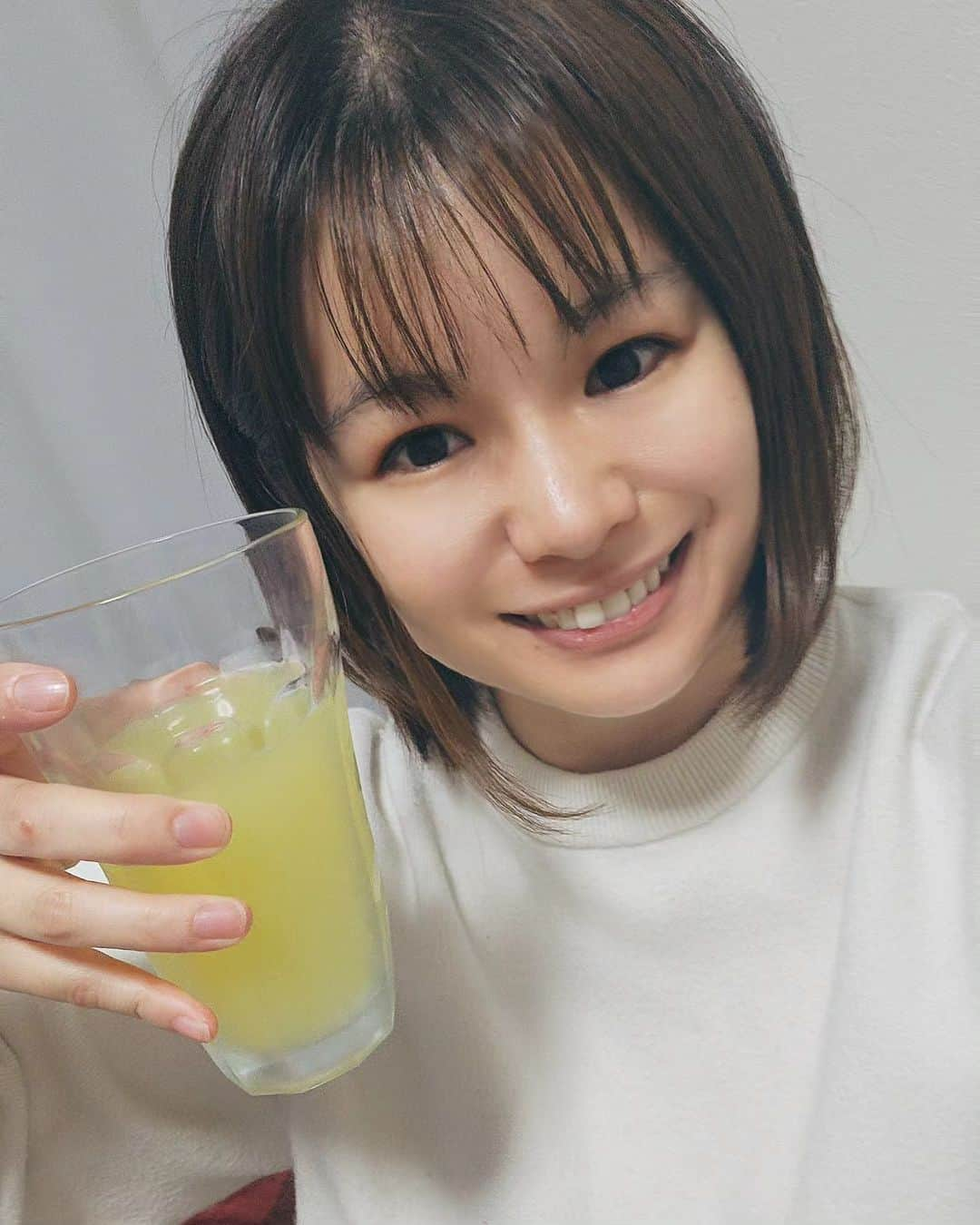 彩乃美希のインスタグラム：「山原シークヮーサー！ クエン酸が豊富に含まれてて 疲れた体に元気をチャージ！ あやのちは炭酸に入れて飲んでるけど お酒にいれても、料理にレモンの代わりに かけてもとてもおいしいよ！  PR @okinawaharuya #おきなわ晴家 #山原シークヮーサー #シークヮーサー #シークヮーサージュース #お取り寄せジュース #フルーツジュース」