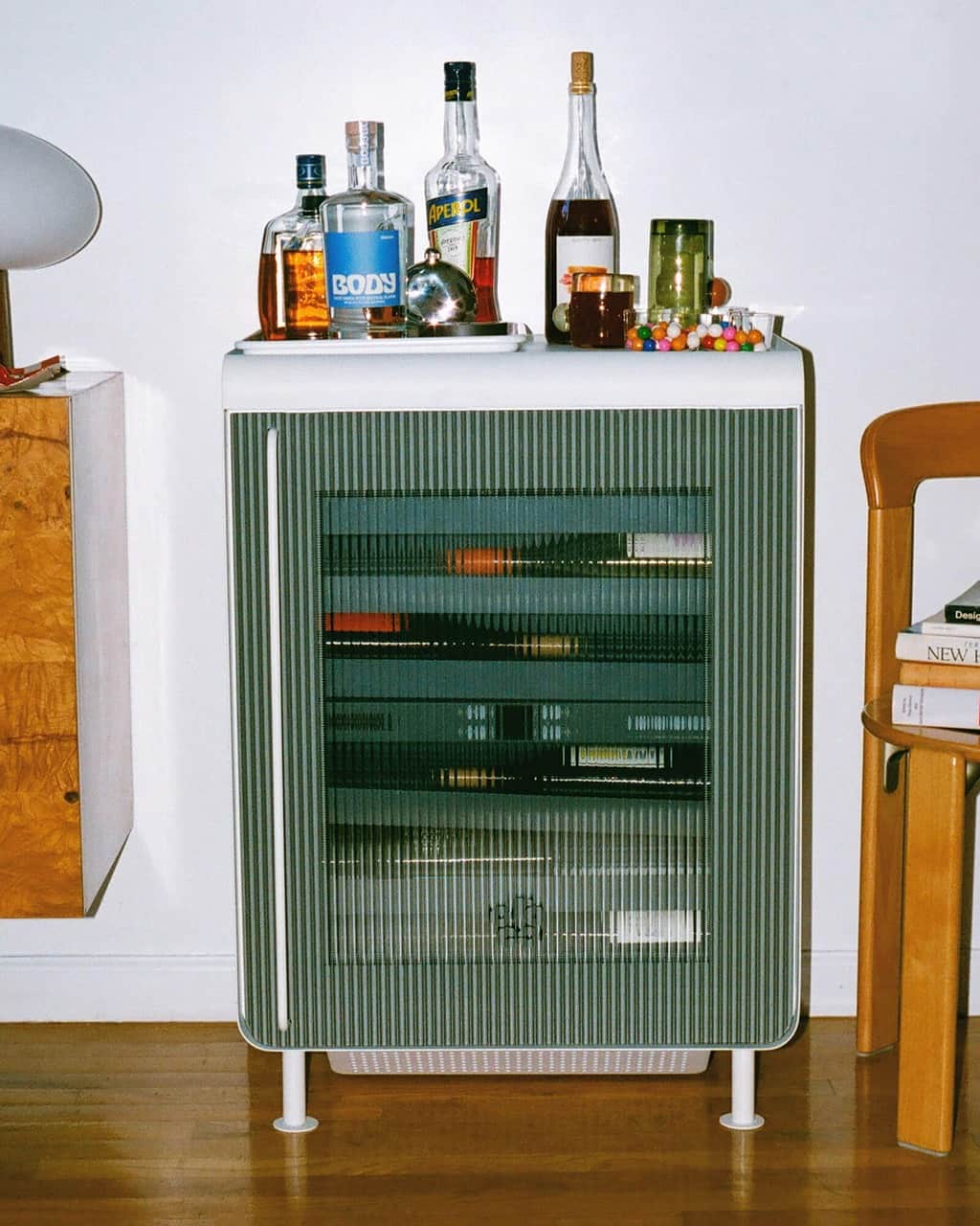 Design Milkさんのインスタグラム写真 - (Design MilkInstagram)「With @roccofridge's Super Smart Fridge, it's wine o'clock all the time. 👀🍷 Slightly dangerous, but we're not complaining!  Featuring a sleek design + compact size, having this secondary fridge is more like having a stylish bar cart than a kitchen appliance. The best part? It comes equipped with an internal camera system + compatible app, so you can keep tabs on your stock + adjust the settings wherever you are! Cheers to that! 🥂 \\\ Learn more about it at the link in bio. 🔗」11月9日 0時14分 - designmilk