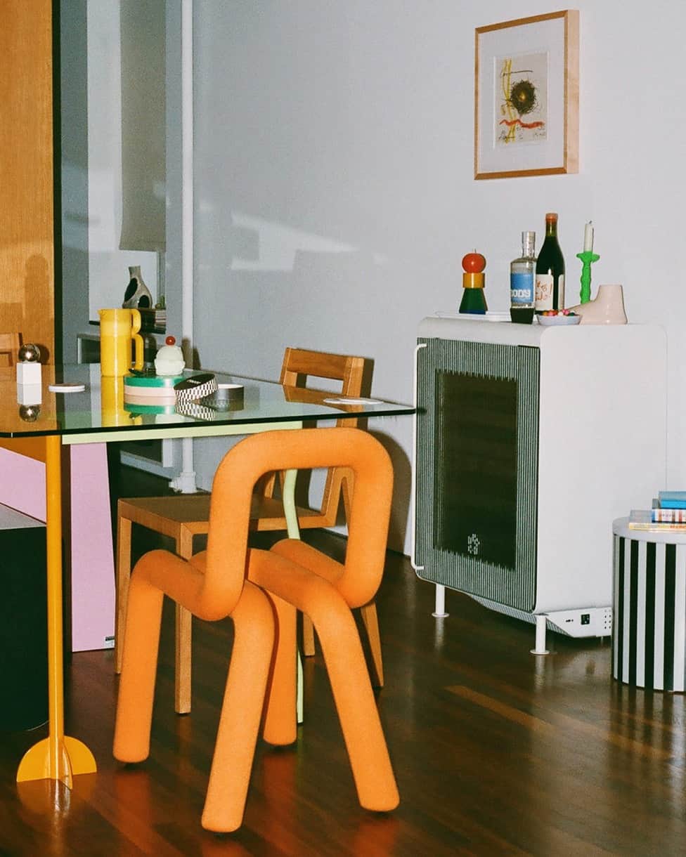 Design Milkさんのインスタグラム写真 - (Design MilkInstagram)「With @roccofridge's Super Smart Fridge, it's wine o'clock all the time. 👀🍷 Slightly dangerous, but we're not complaining!  Featuring a sleek design + compact size, having this secondary fridge is more like having a stylish bar cart than a kitchen appliance. The best part? It comes equipped with an internal camera system + compatible app, so you can keep tabs on your stock + adjust the settings wherever you are! Cheers to that! 🥂 \\\ Learn more about it at the link in bio. 🔗」11月9日 0時14分 - designmilk