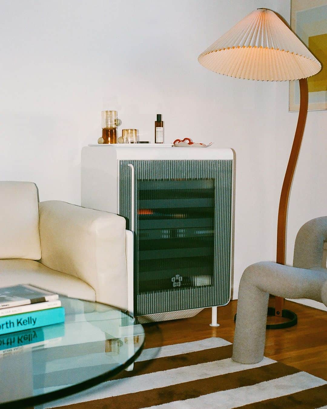 Design Milkのインスタグラム：「With @roccofridge's Super Smart Fridge, it's wine o'clock all the time. 👀🍷 Slightly dangerous, but we're not complaining!  Featuring a sleek design + compact size, having this secondary fridge is more like having a stylish bar cart than a kitchen appliance. The best part? It comes equipped with an internal camera system + compatible app, so you can keep tabs on your stock + adjust the settings wherever you are! Cheers to that! 🥂 \\\ Learn more about it at the link in bio. 🔗」